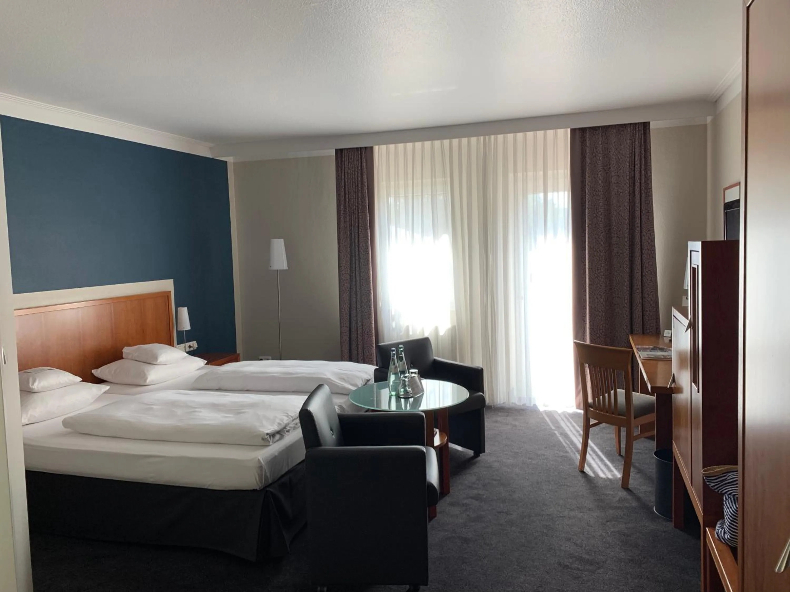 Photo of the whole room, Bed in Seehotel Niedernberg - Das Dorf am See