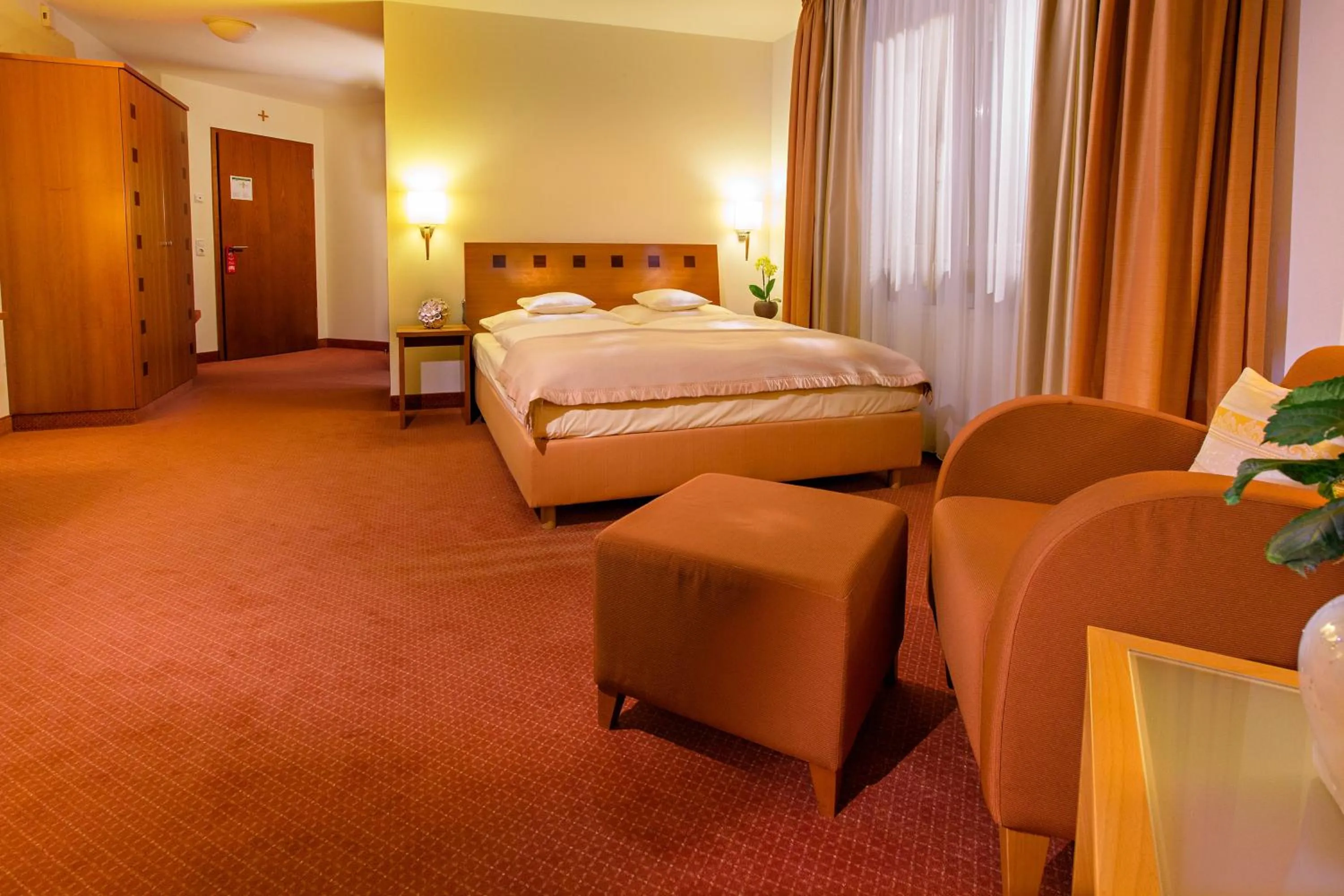 Living room, Bed in Seehotel Niedernberg - Das Dorf am See