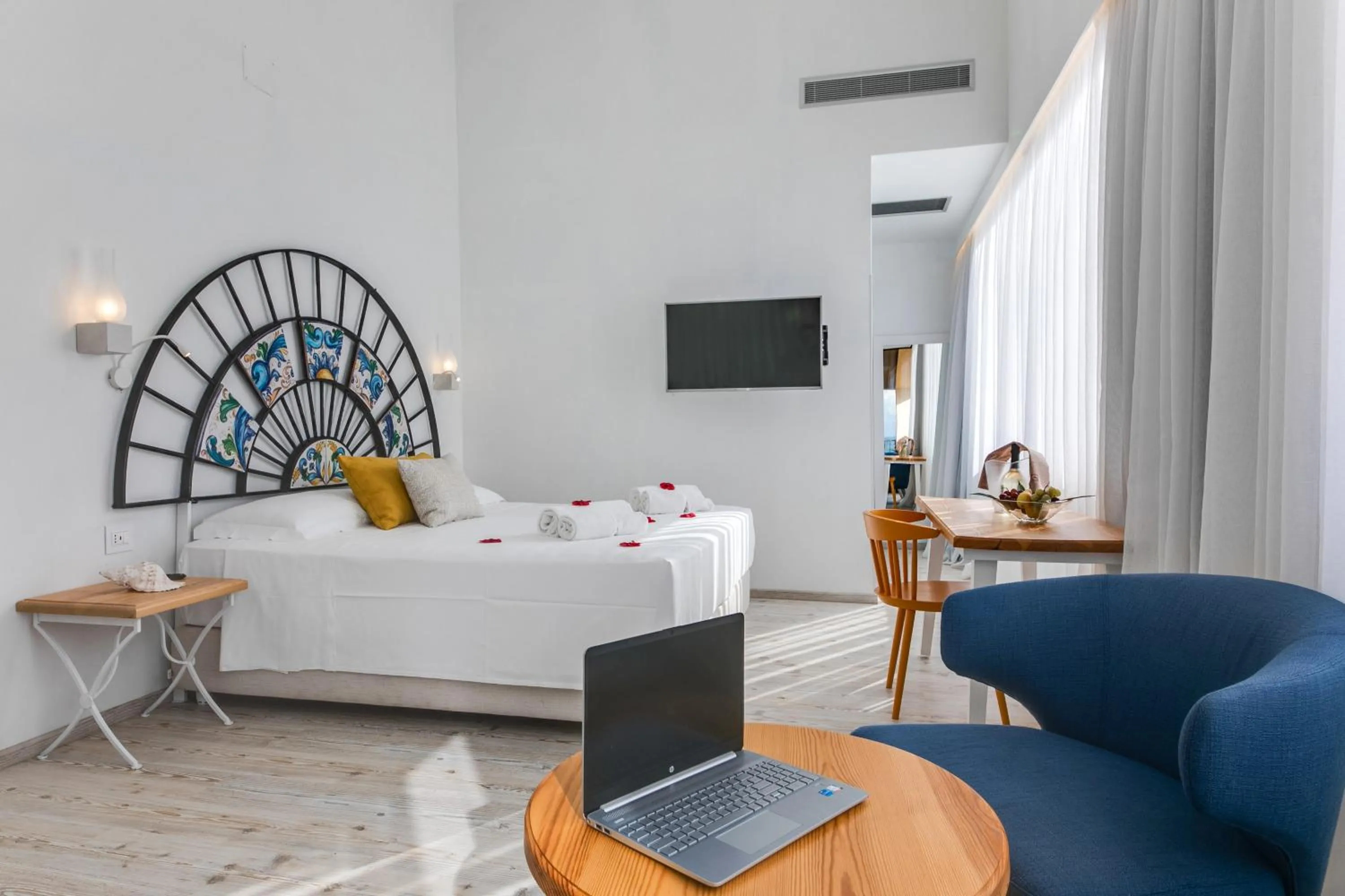 Communal lounge/ TV room, Bed in Phi Hotel La Tonnara di Bonagia