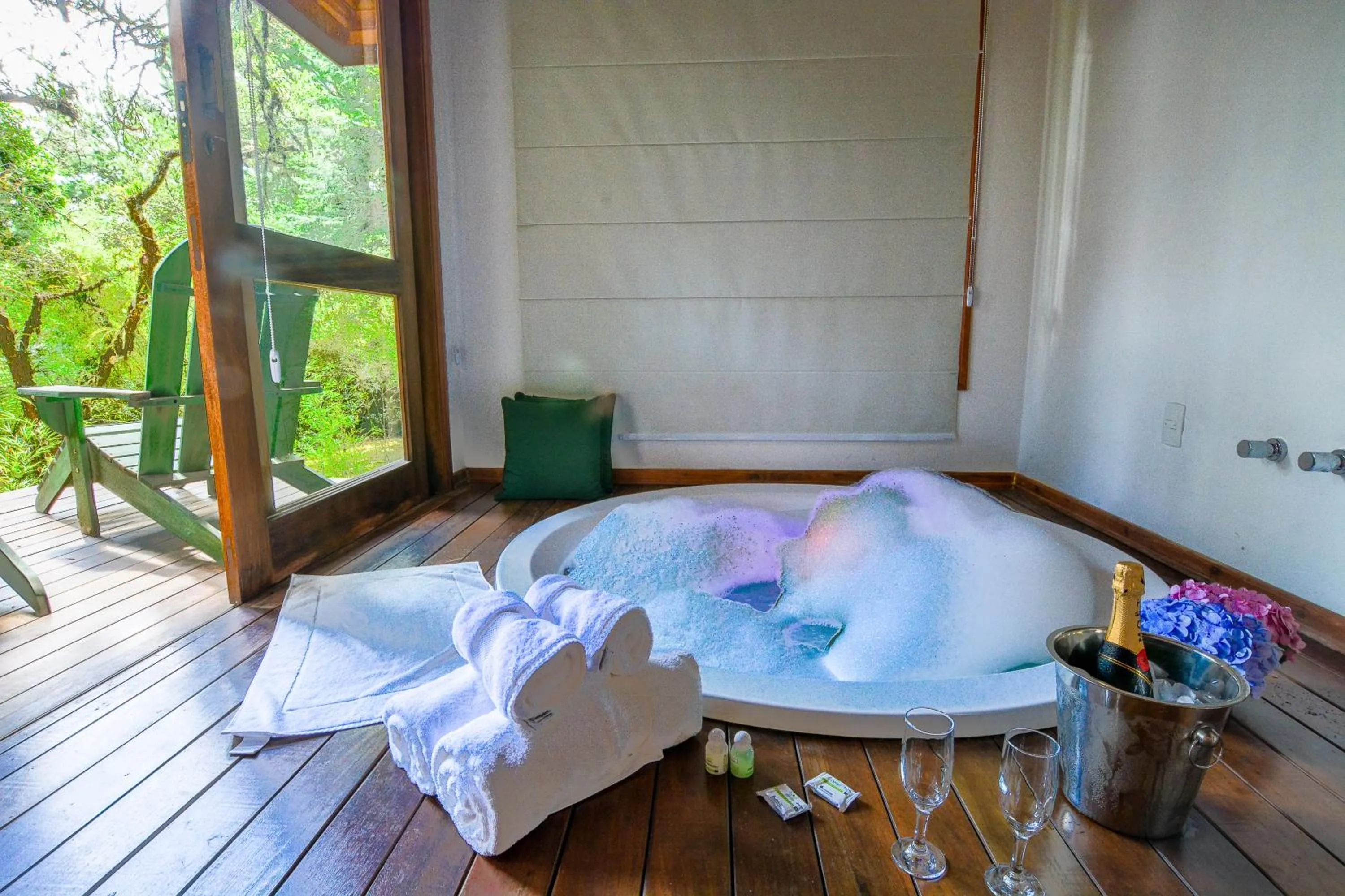 Hot Tub in Resort Magnifico