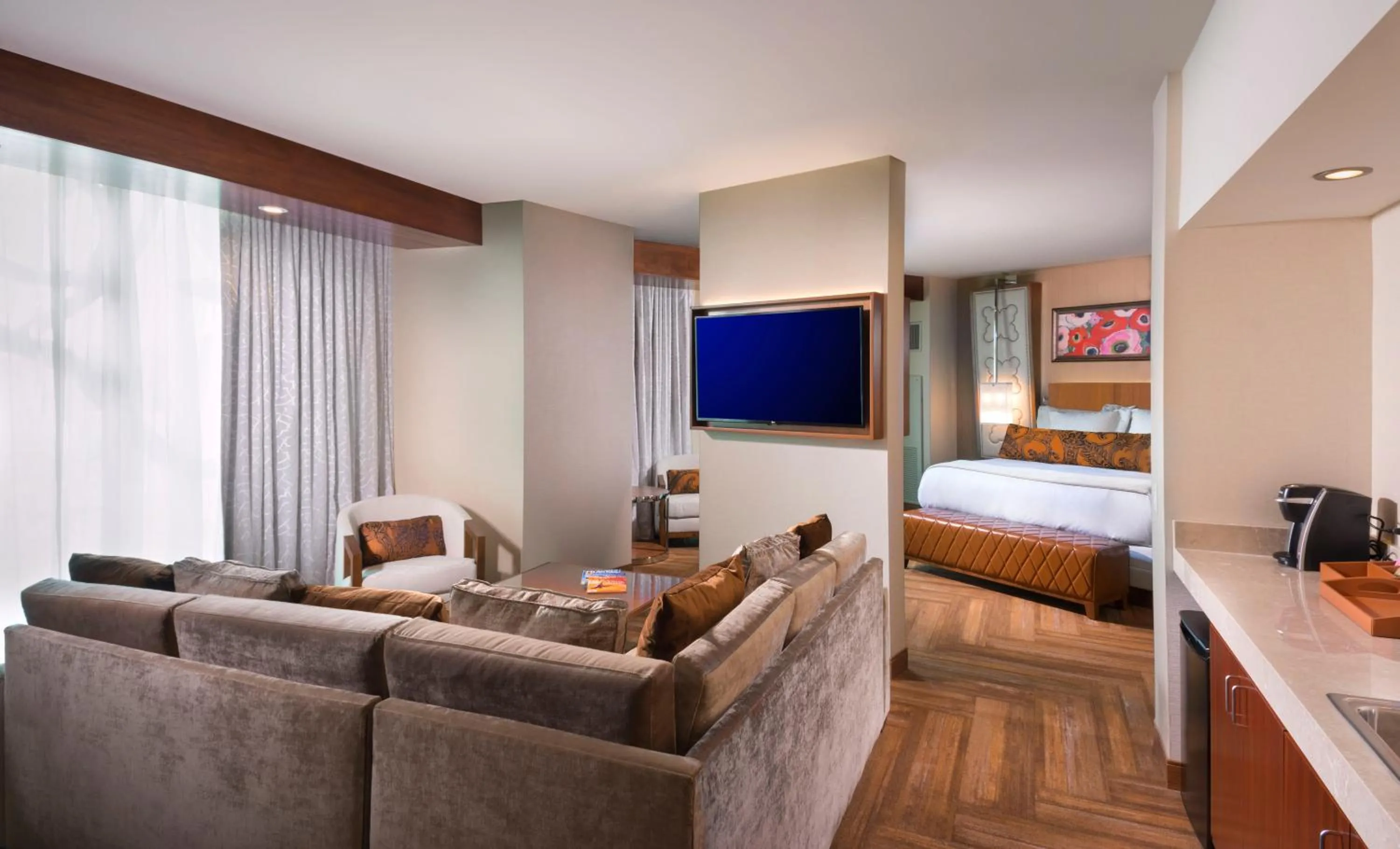 Living room, Bed in Del Lago Resort & Casino