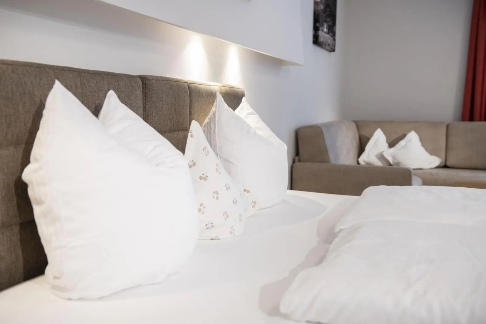Living room, Bed in Hotel Neuwirt