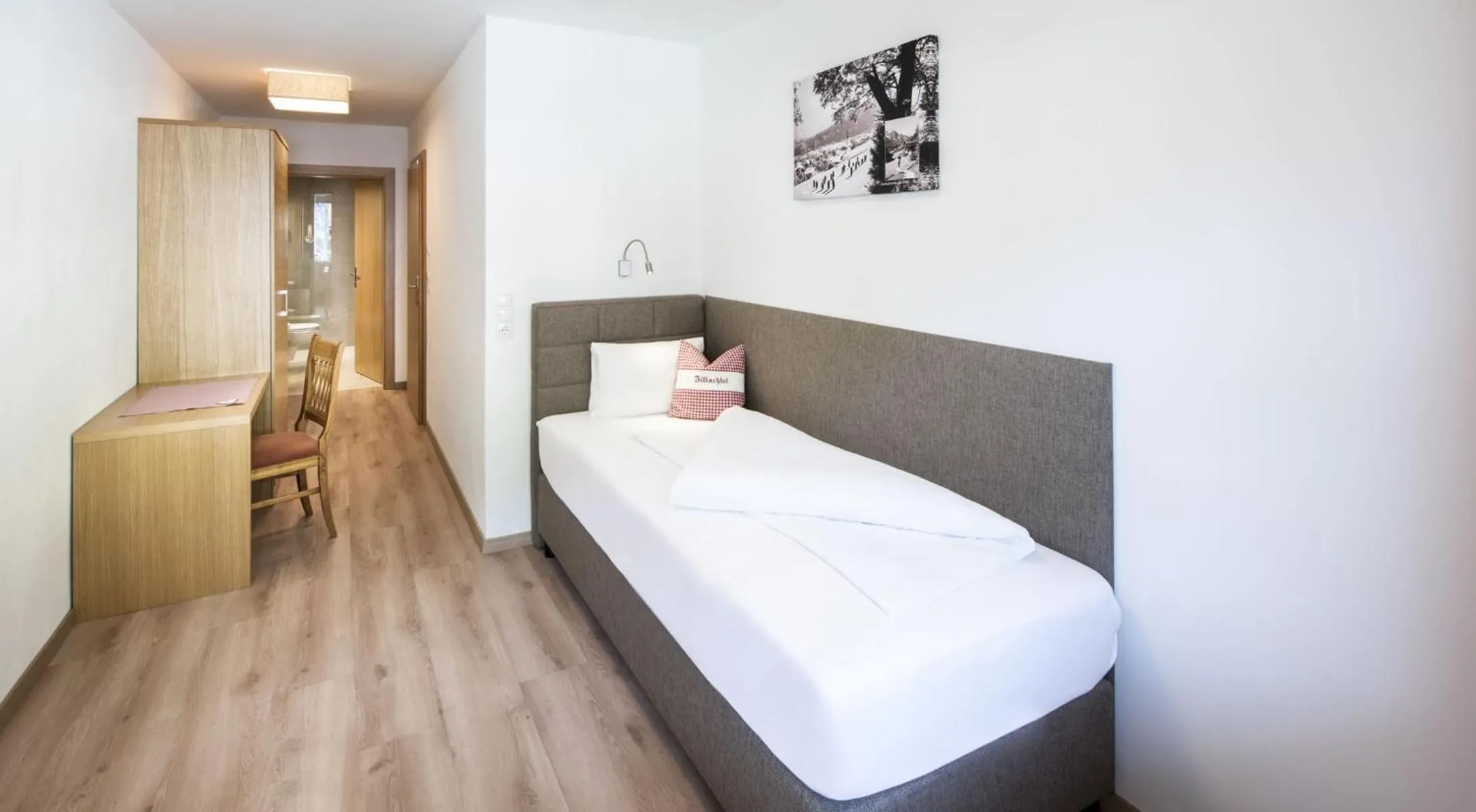 Staff, Bed in Hotel Neuwirt