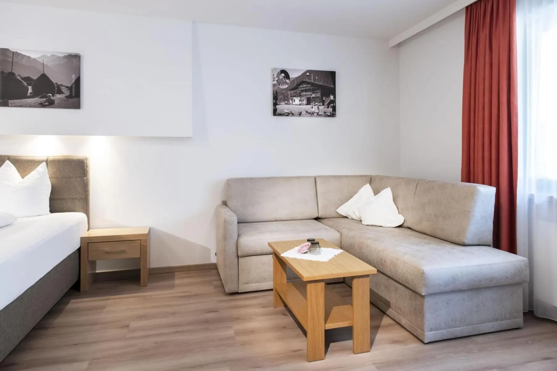 Living room, Bed in Hotel Neuwirt