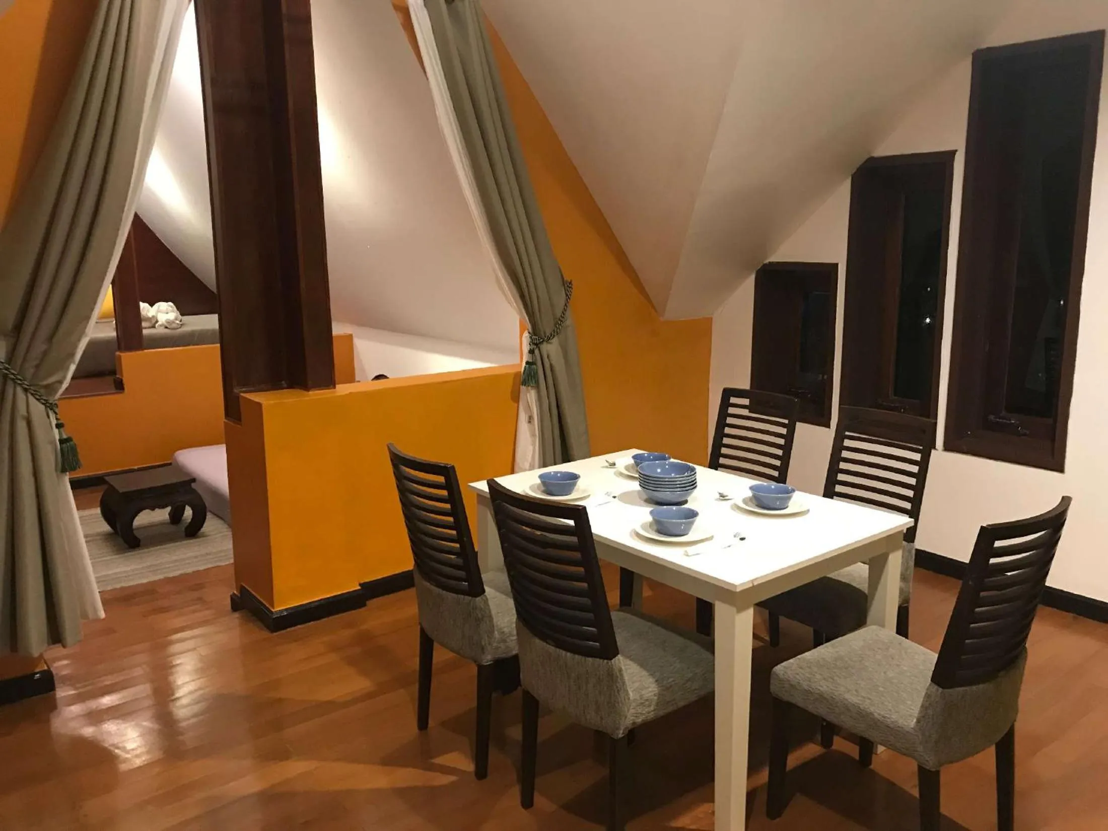 Restaurant/places to eat in Villa Chaya