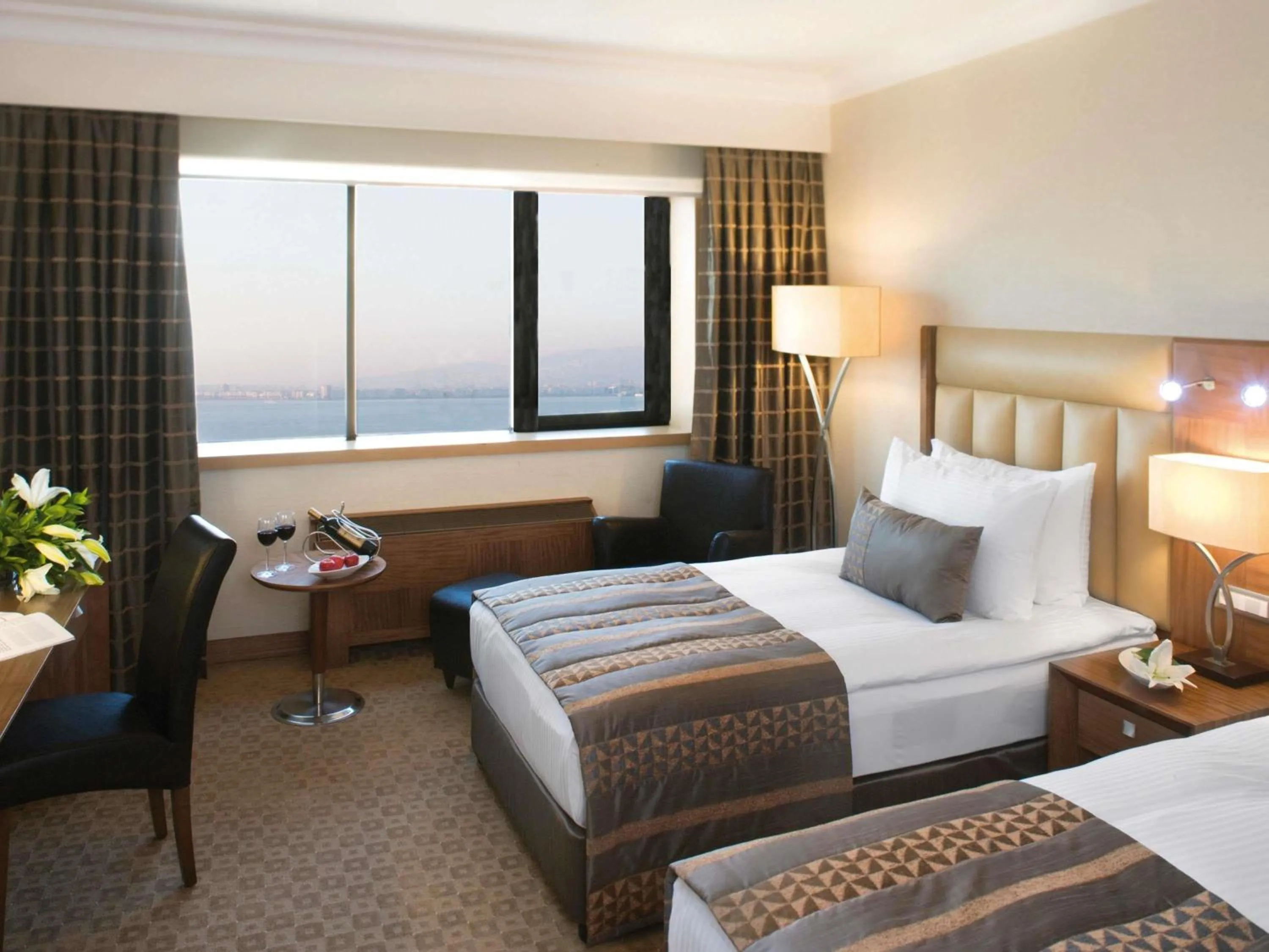 Property building, Bed in Mövenpick Hotel Izmir