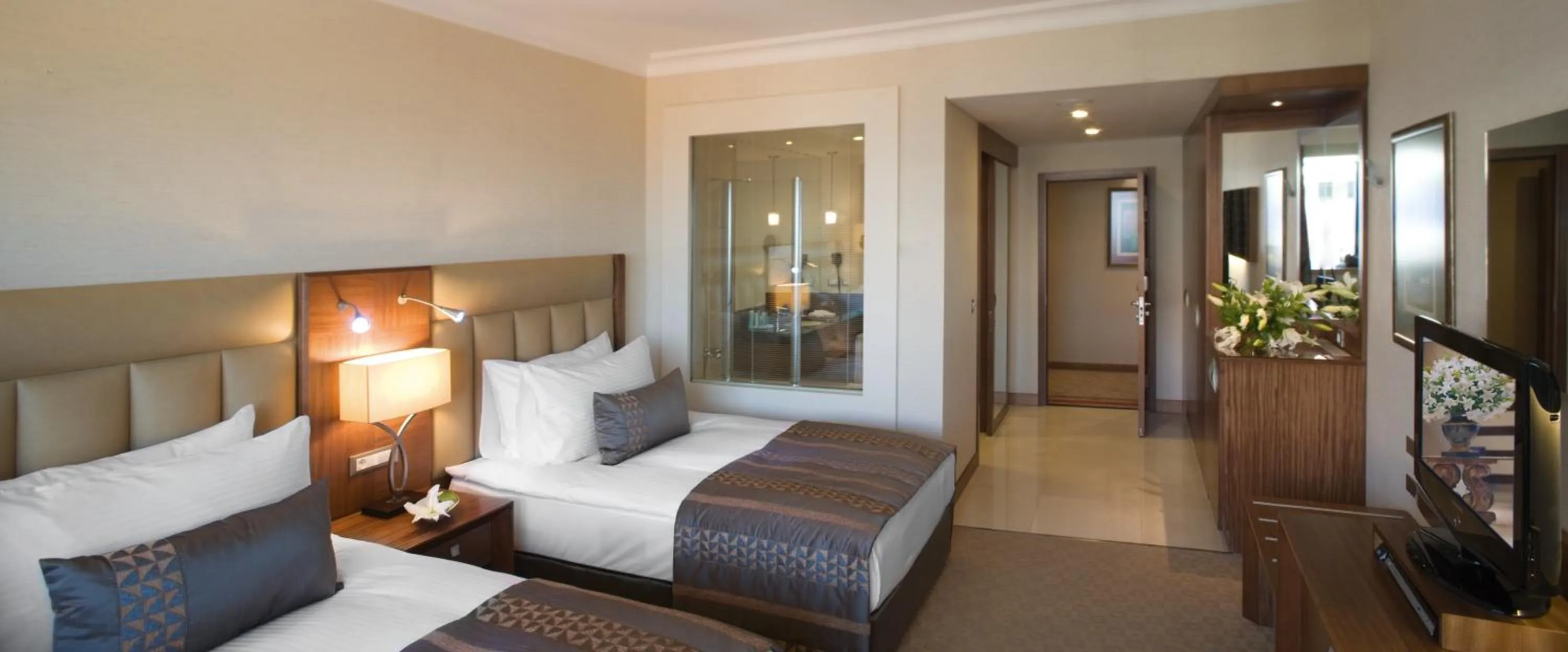 Bed in Mövenpick Hotel Izmir