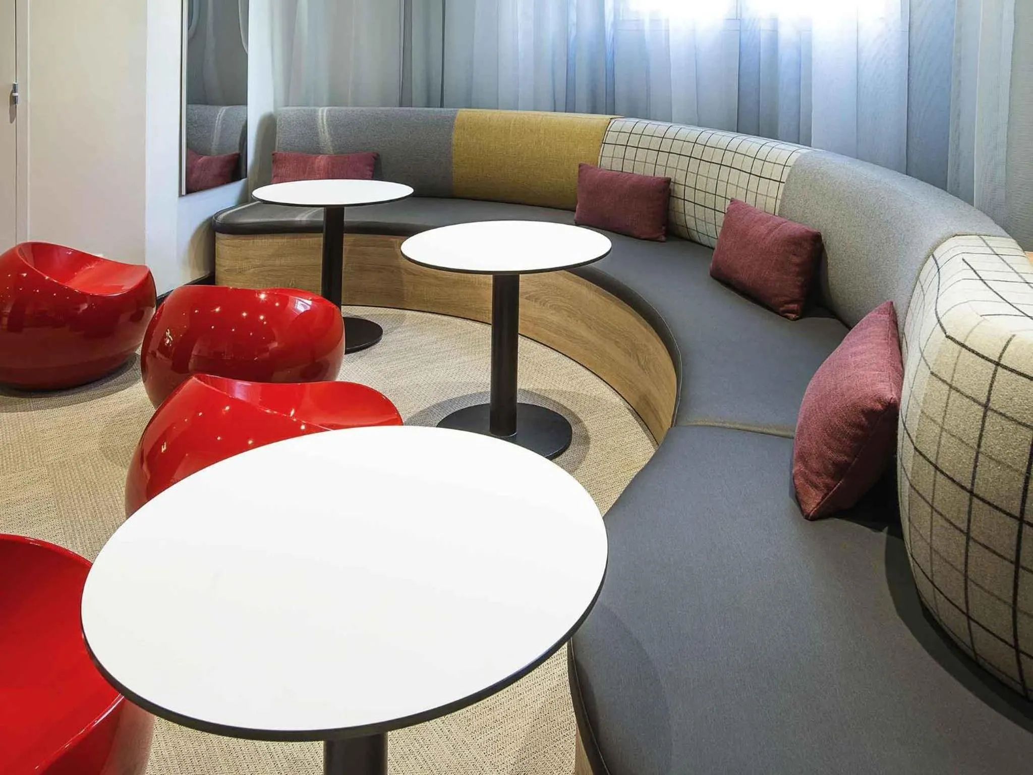 Lounge or bar in ibis Styles Deauville Centre