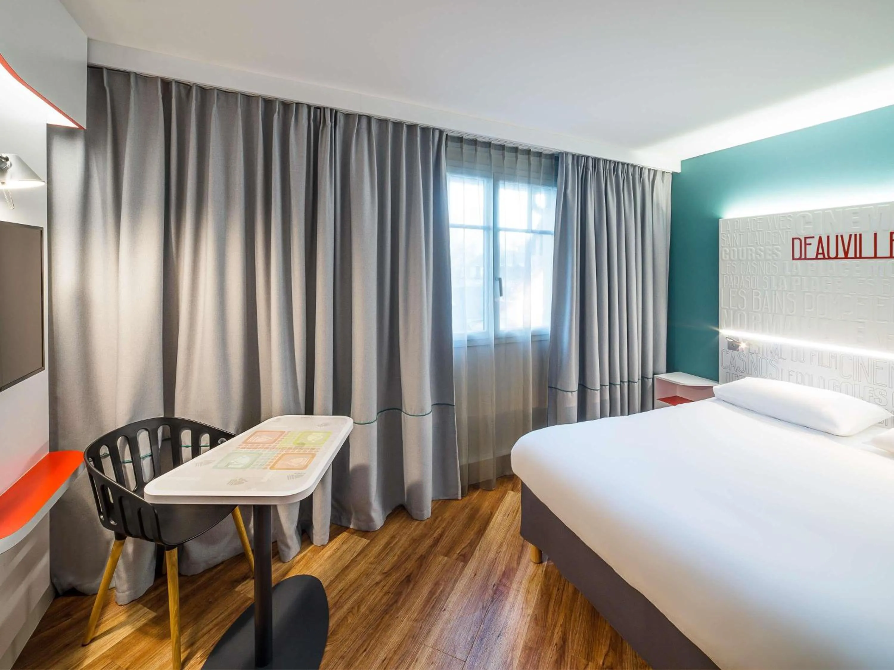 Bedroom, Bed in ibis Styles Deauville Centre