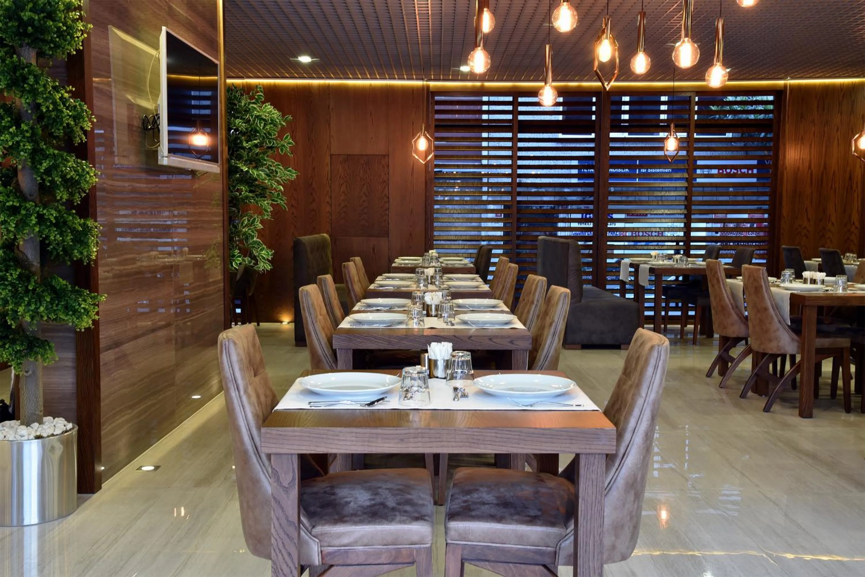 Restaurant/places to eat in The Elegant Hotel