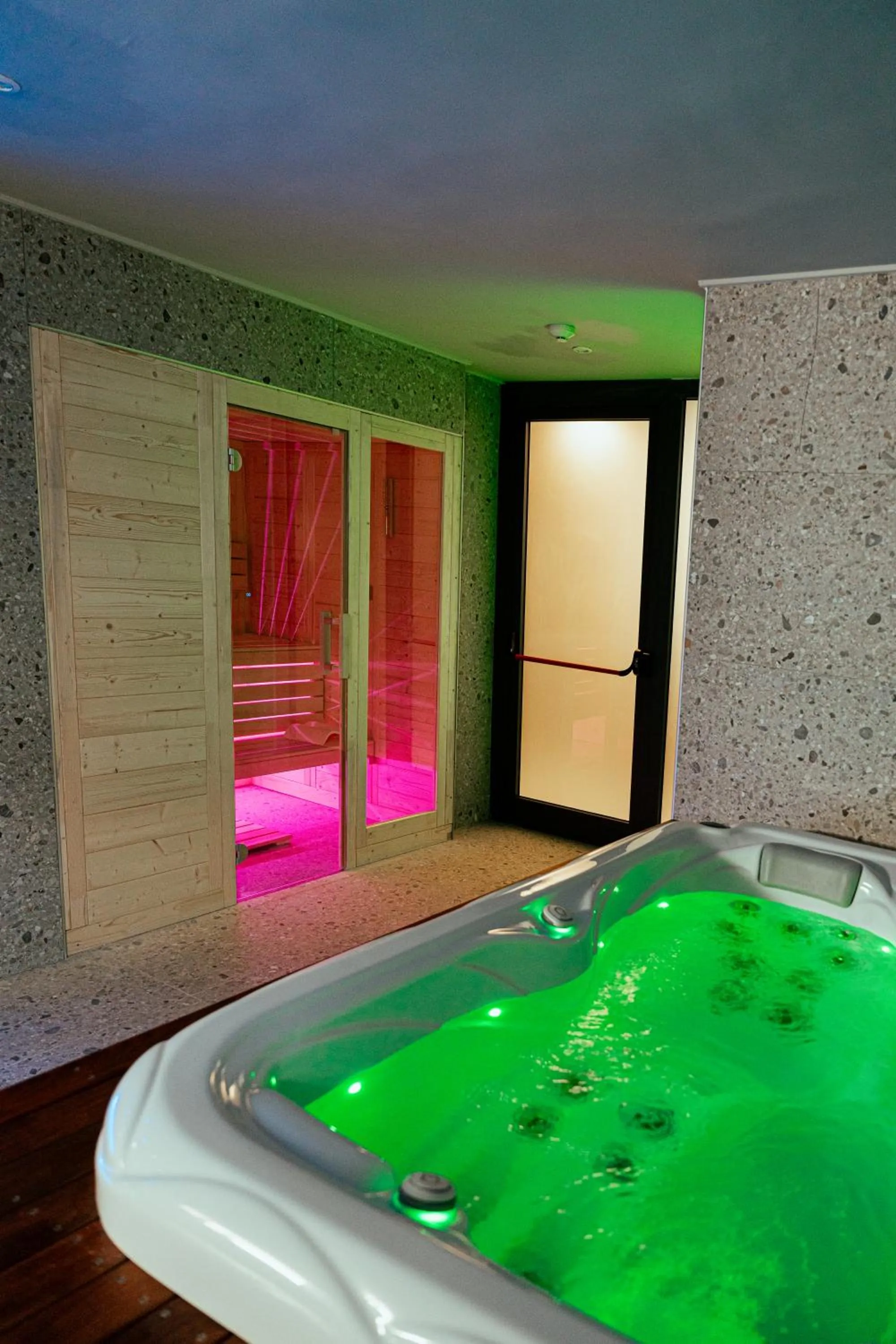 Hot Tub in Hotel Belsito Wellness & Spa