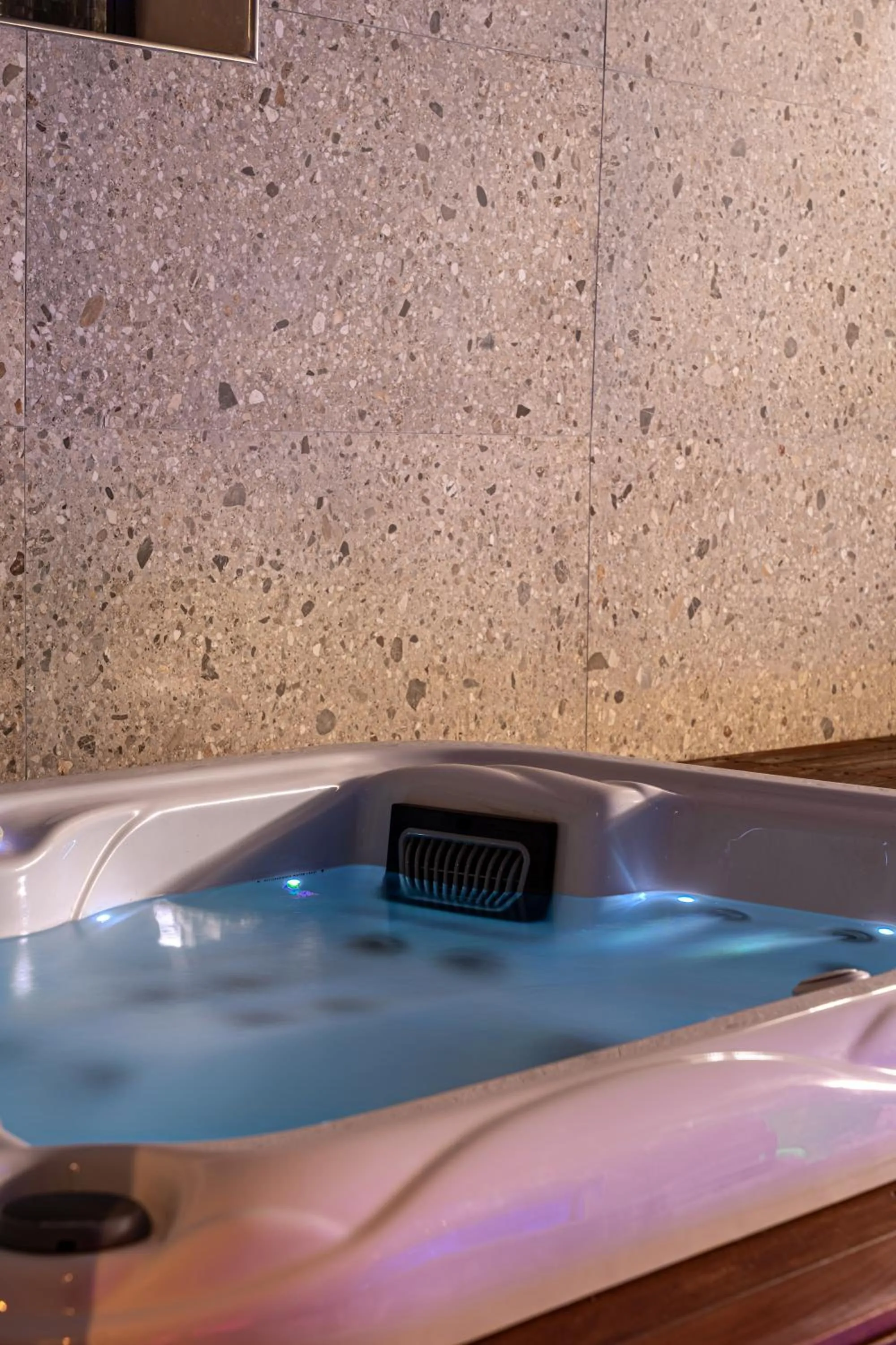 Hot Tub in Hotel Belsito Wellness & Spa