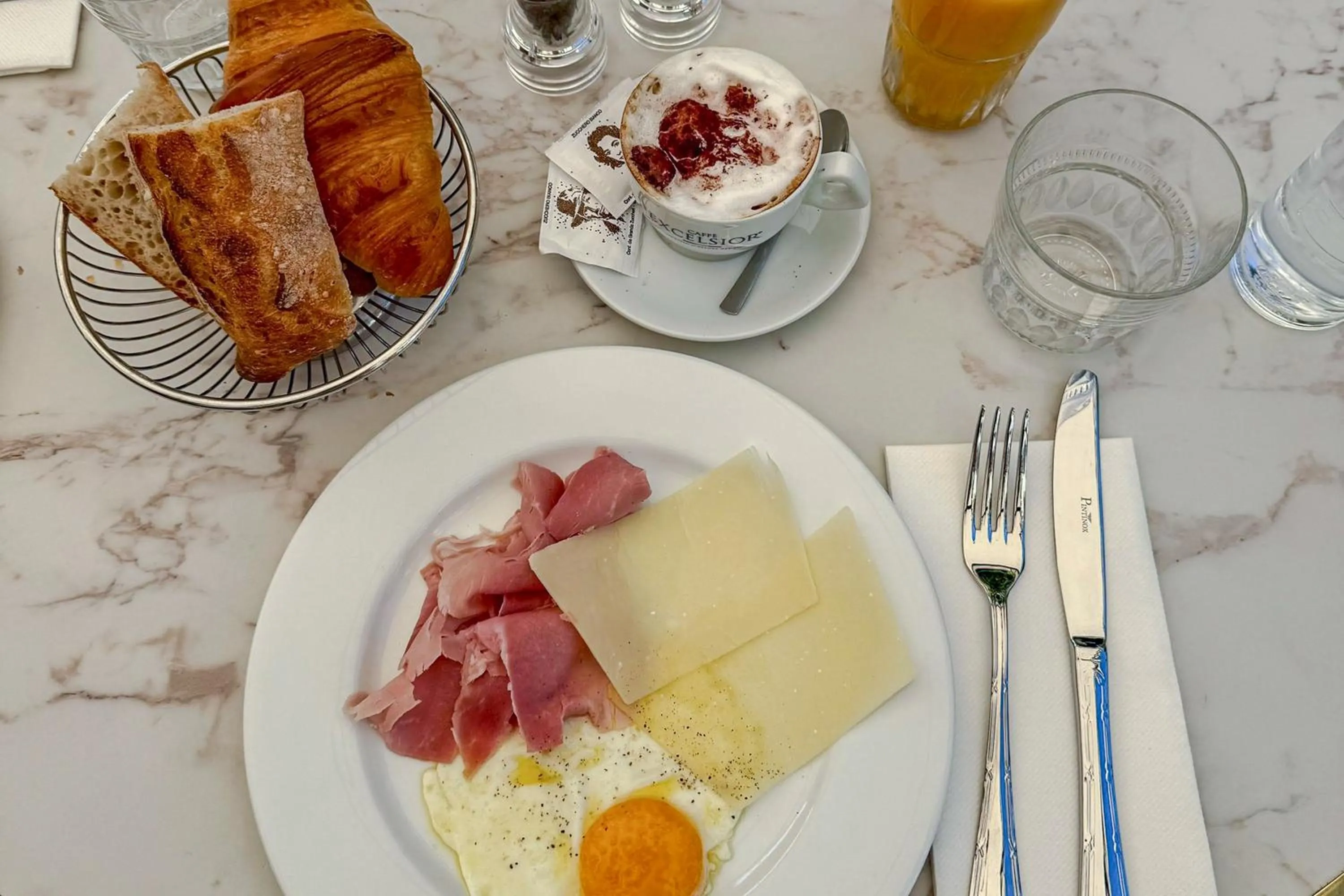 Continental breakfast in Hôtel Du Centre, un hôtel AMMI