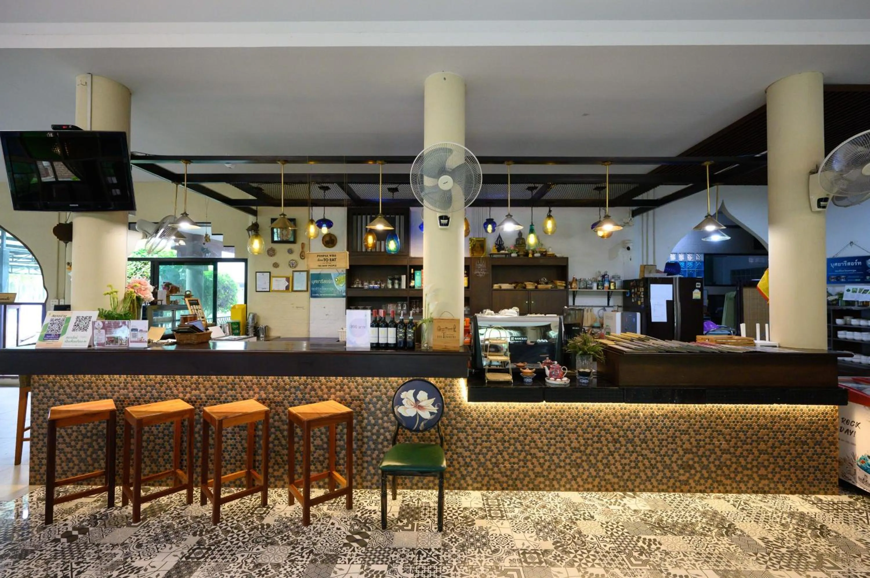 Restaurant/places to eat in Busaya Resort & Cuisine