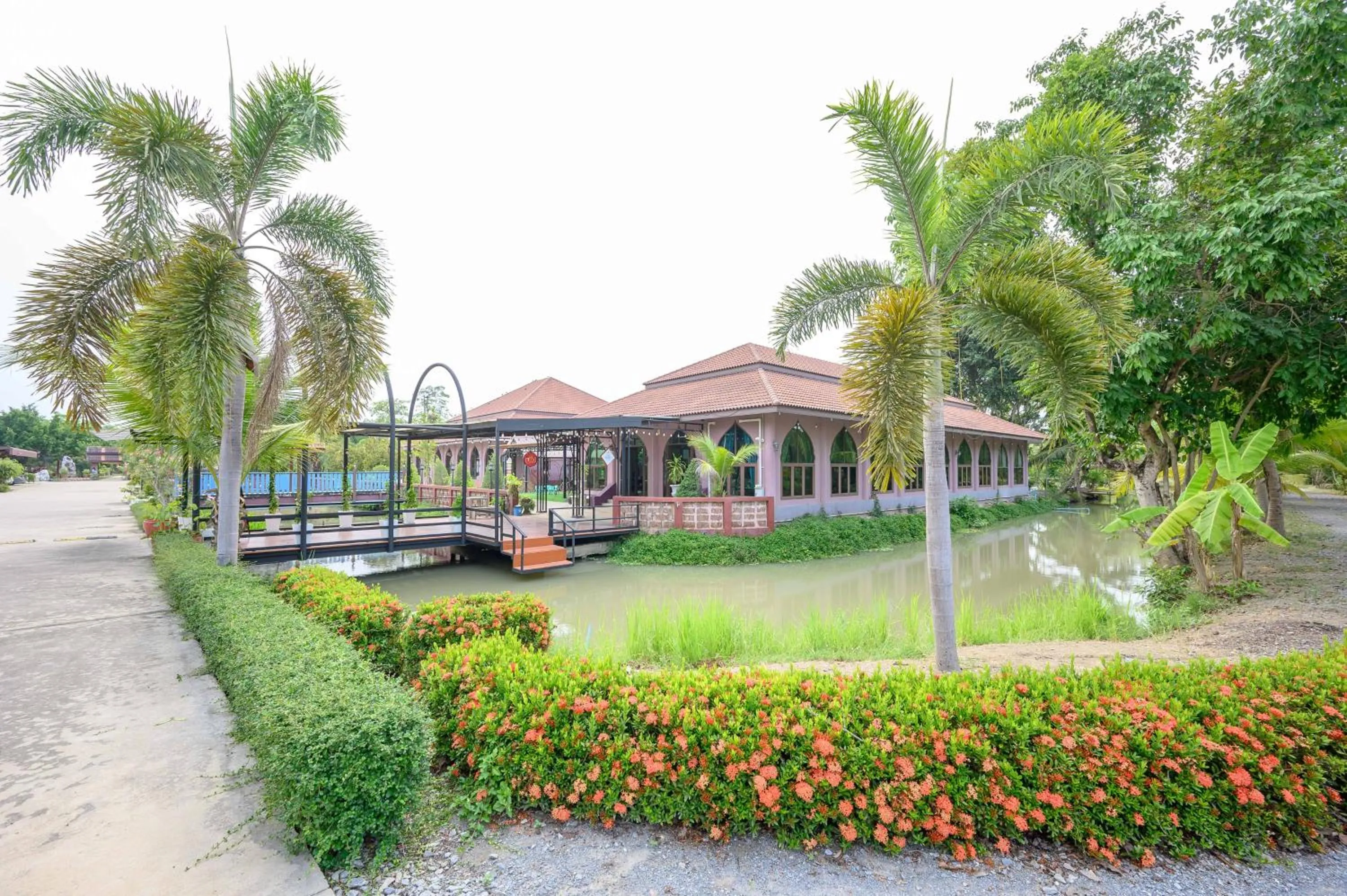 Property building in Busaya Resort & Cuisine