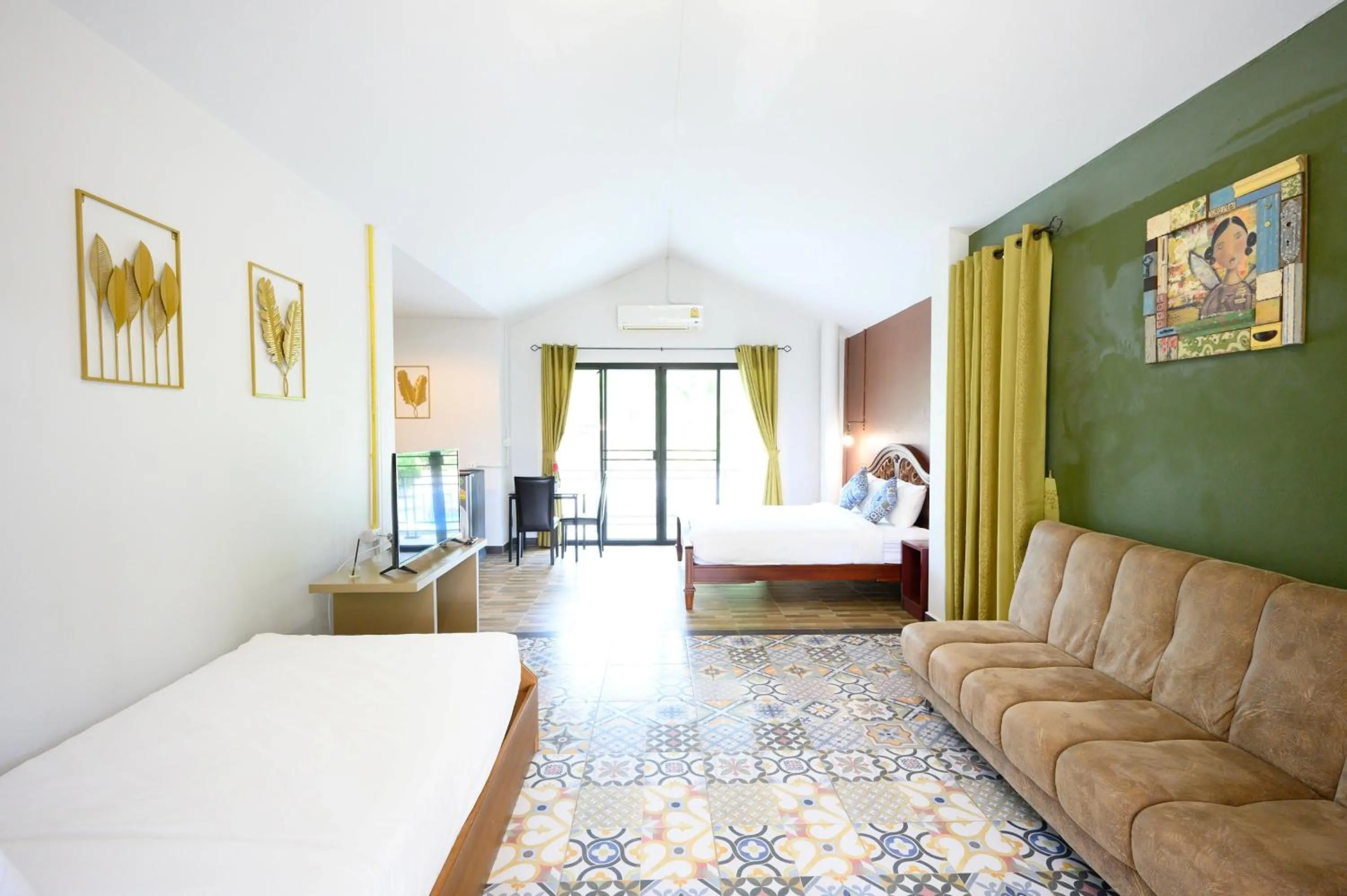 Photo of the whole room, Bed in Busaya Resort & Cuisine