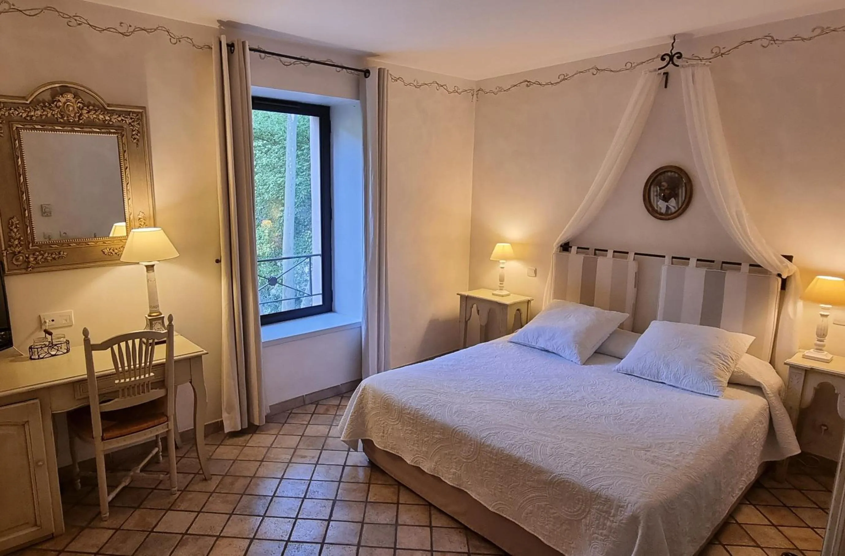 Photo of the whole room, Bed in Hotel du Poète