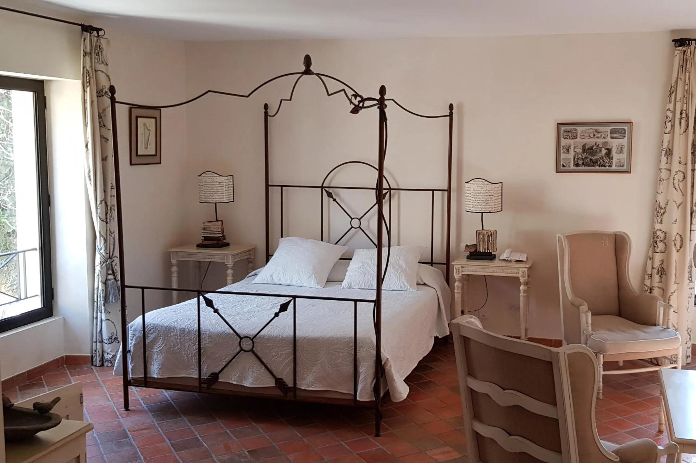 Property building, Bed in Hotel du Poète