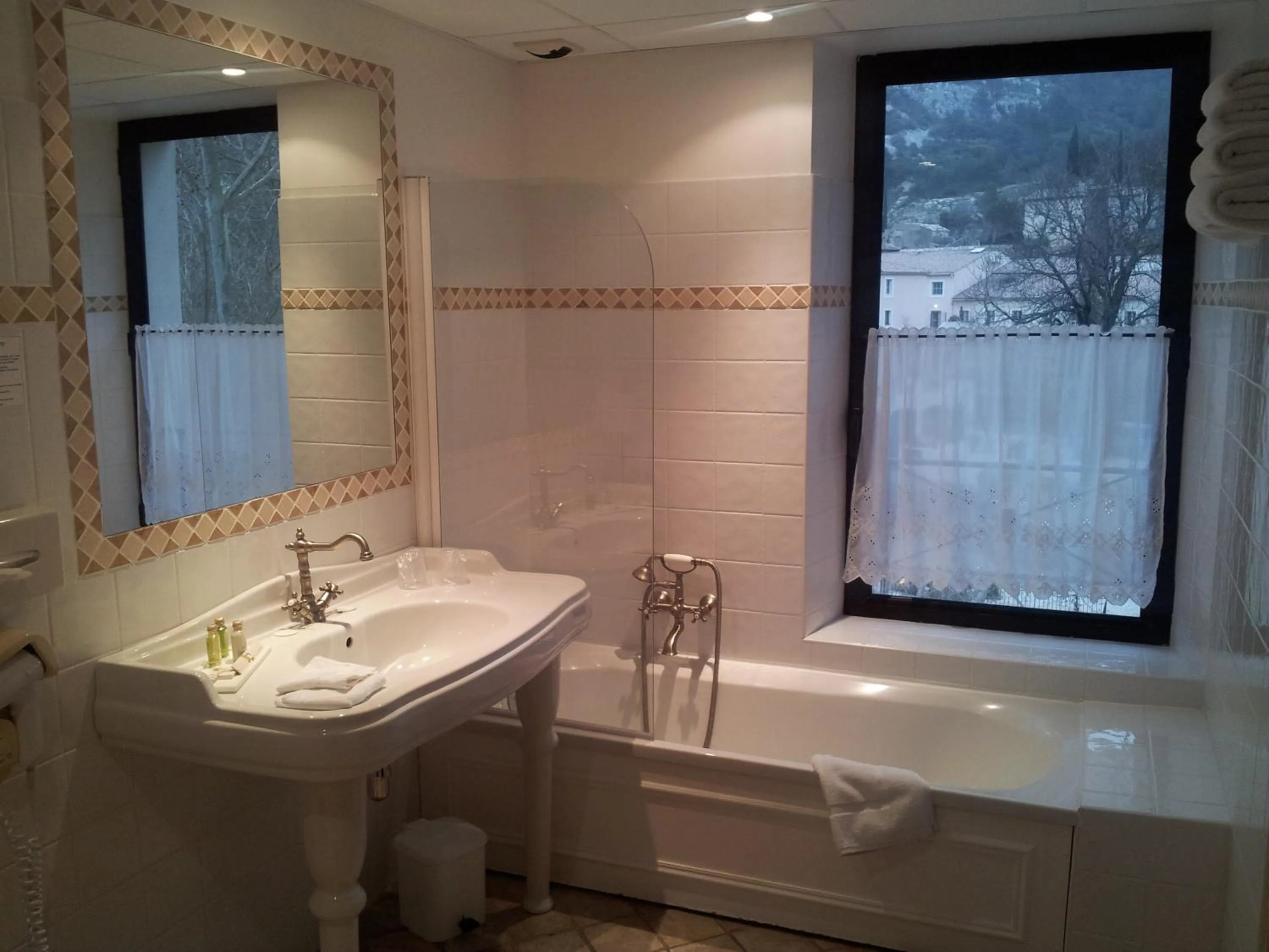 Bathroom in Hotel du Poète