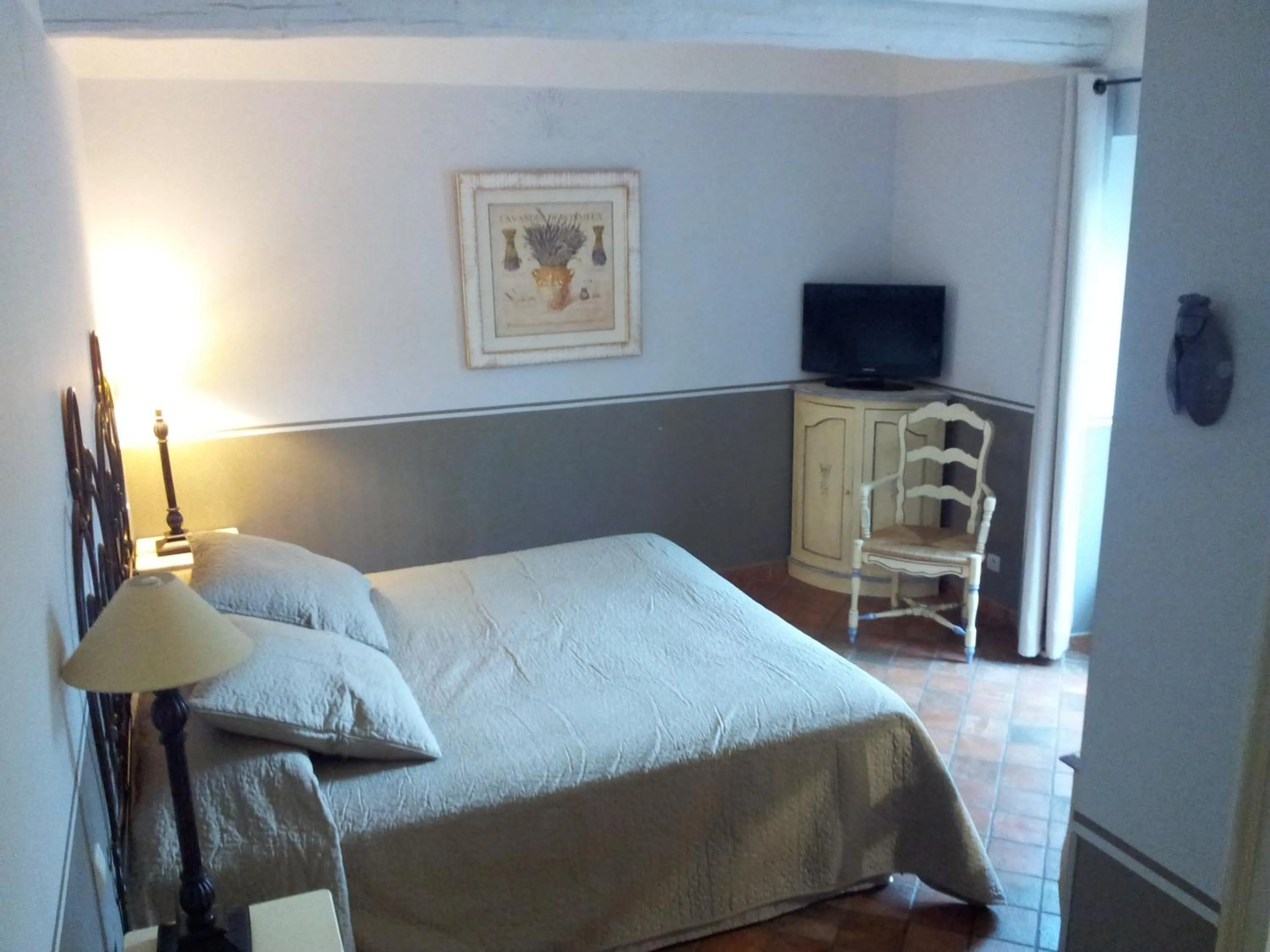 Photo of the whole room, Bed in Hotel du Poète