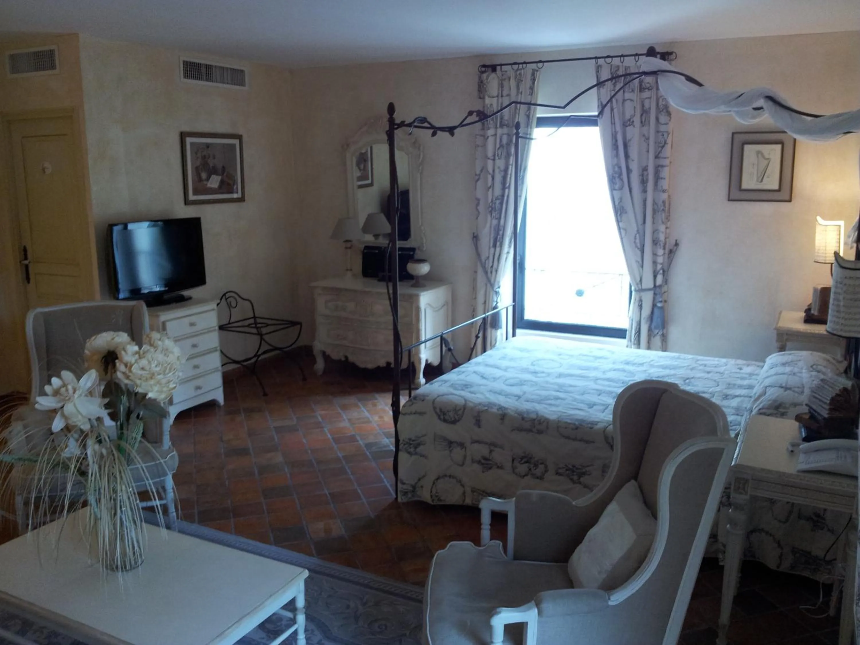 Photo of the whole room, Bed in Hotel du Poète