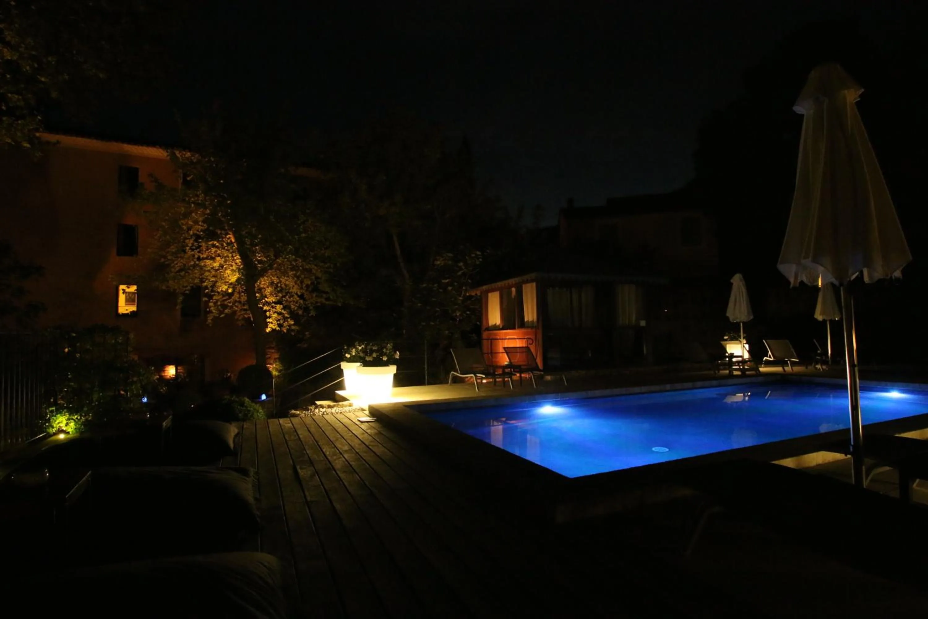 Property building in Hotel du Poète