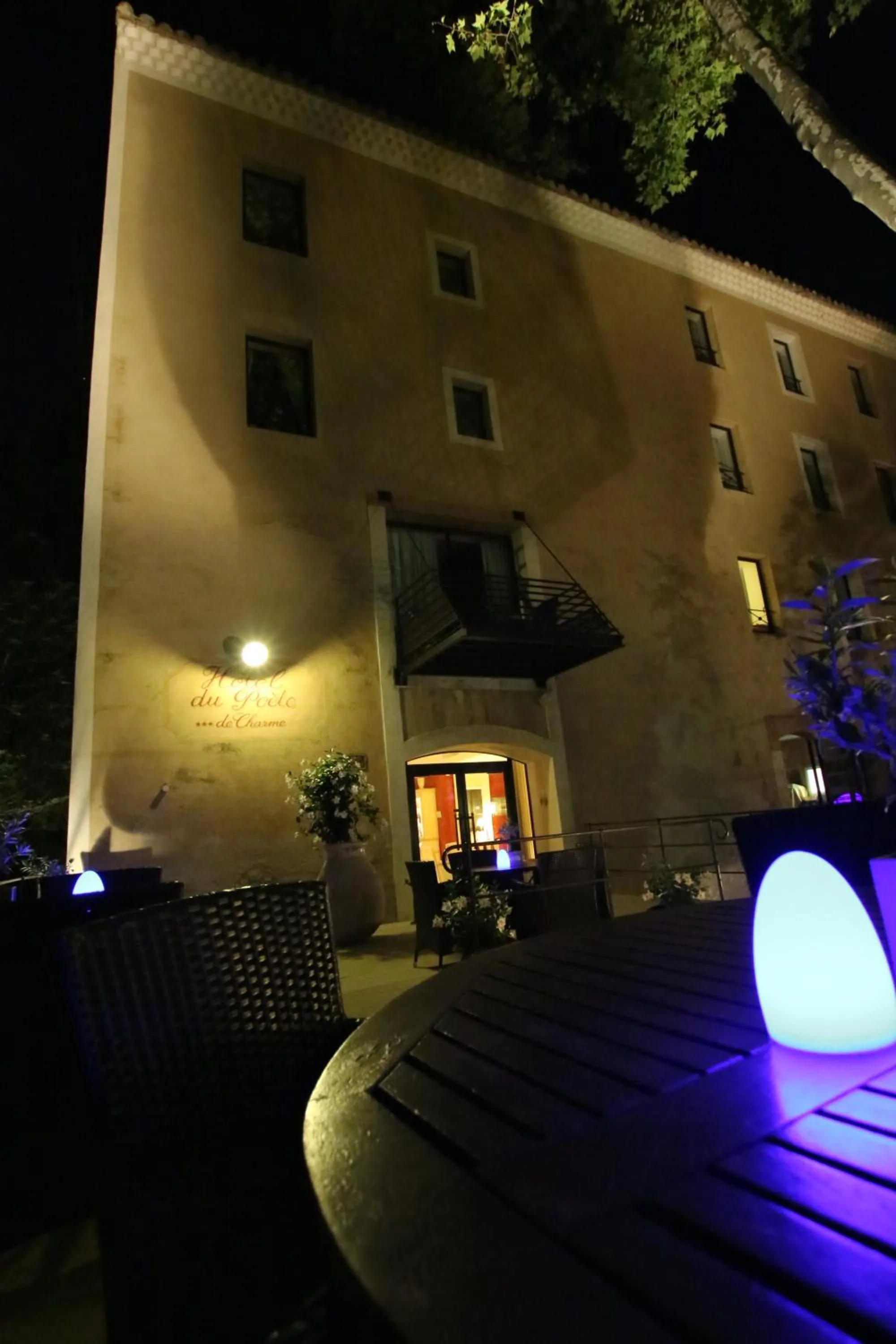 Property building in Hotel du Poète