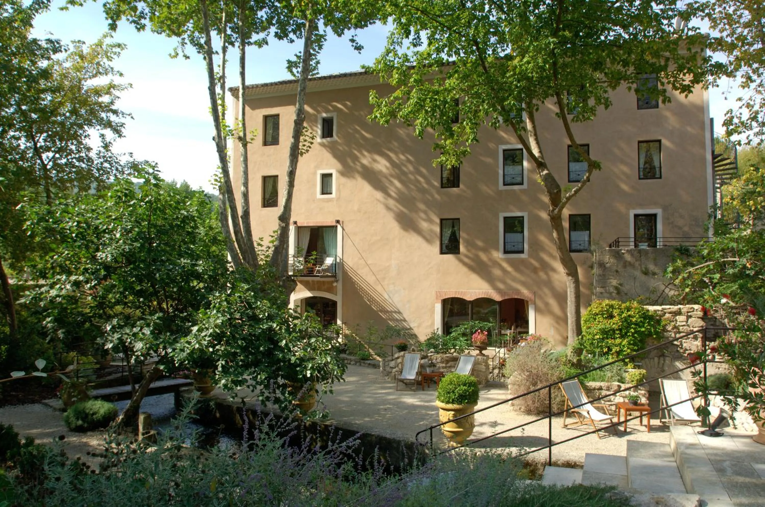 Property building in Hotel du Poète