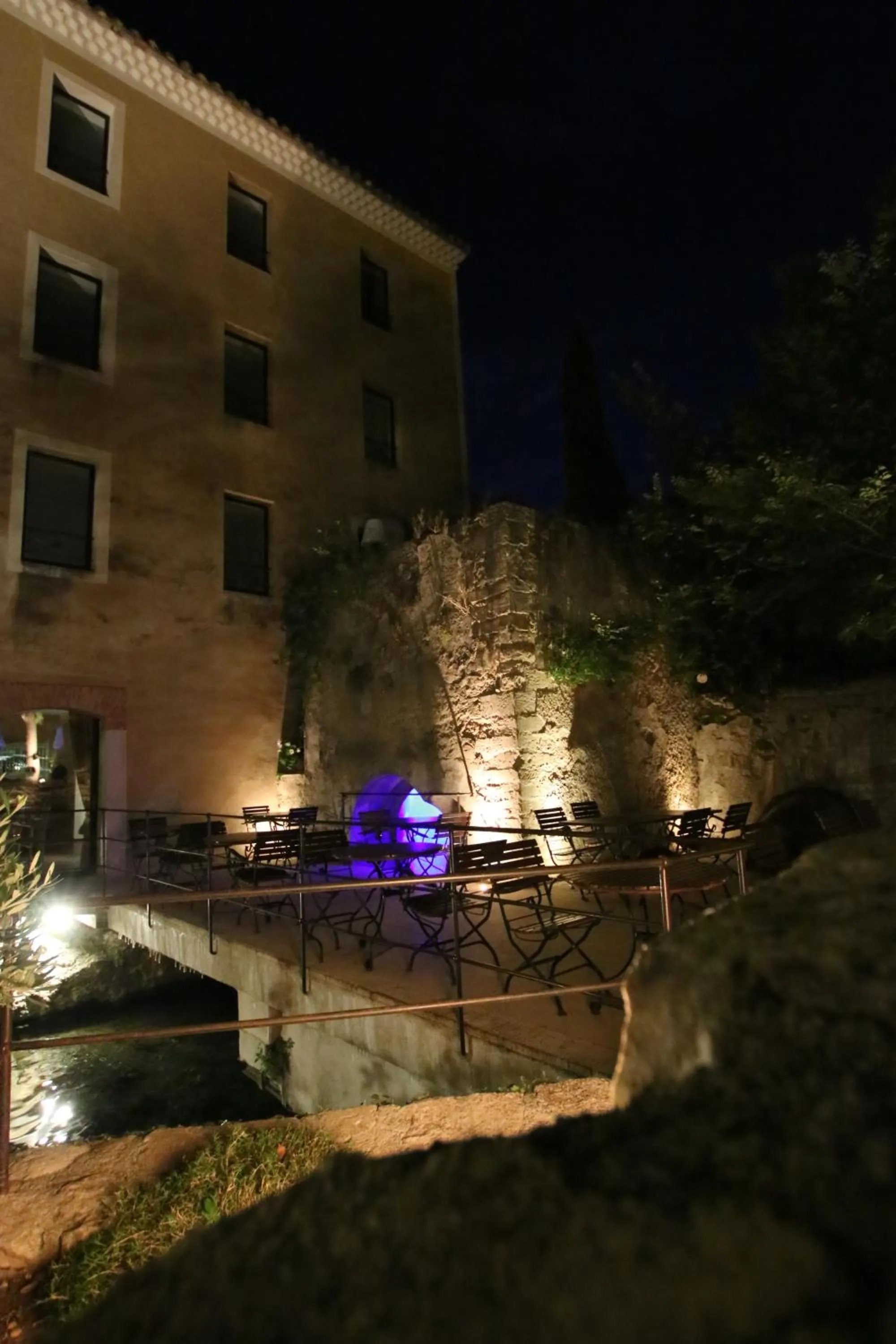 Property building in Hotel du Poète