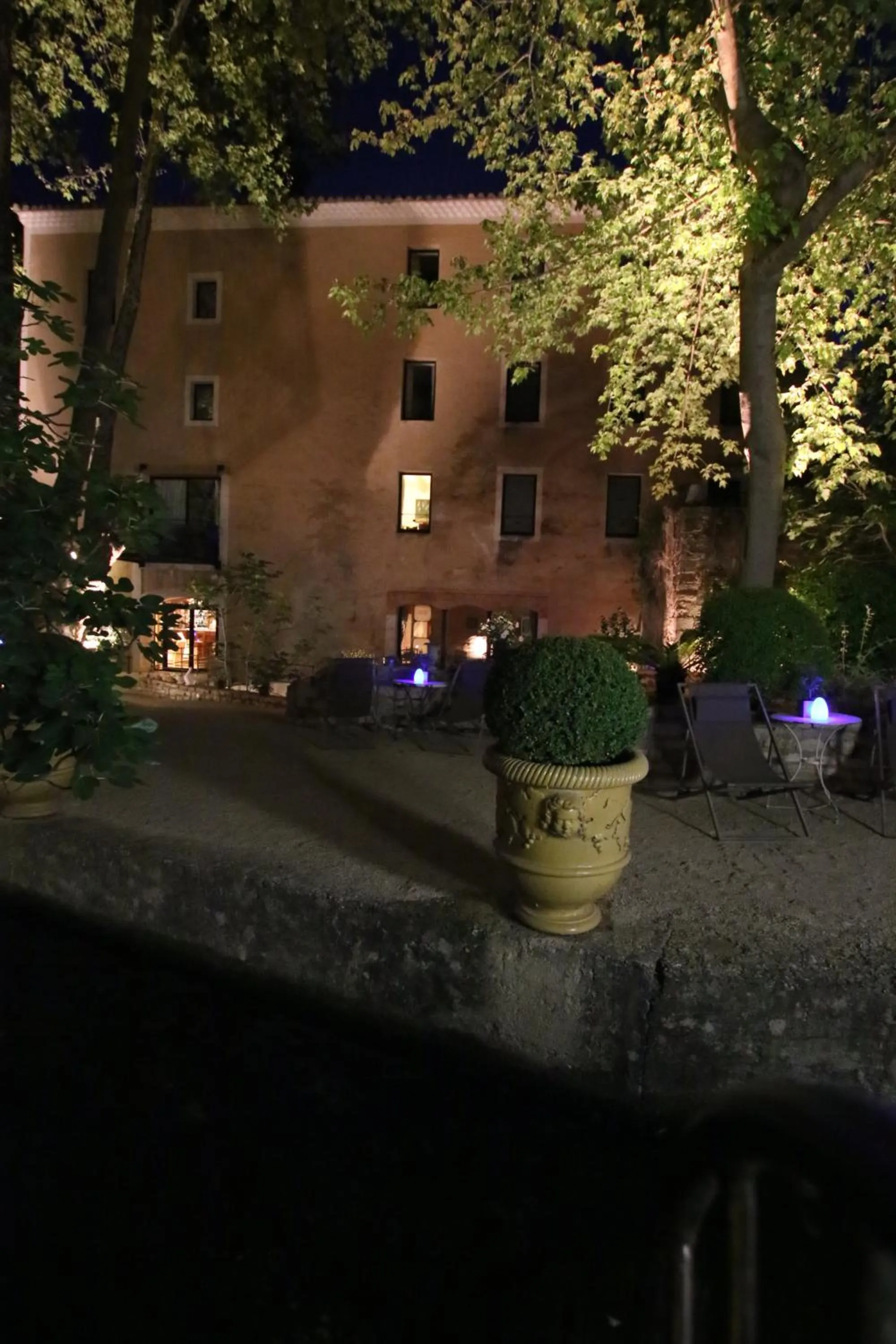 Property building in Hotel du Poète