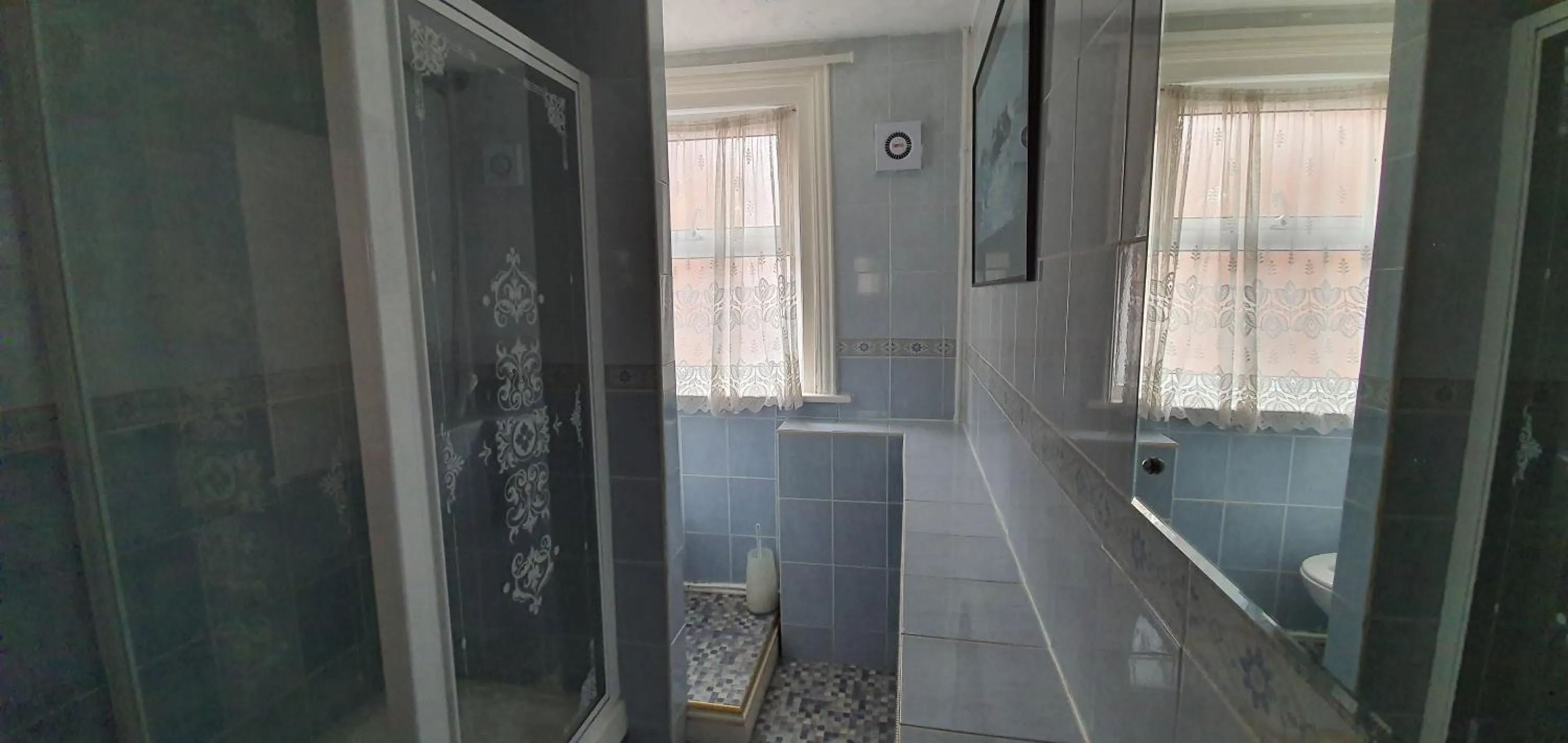 Shower in Chandos Premier Folkestone (Channel Tunnel) Hotel