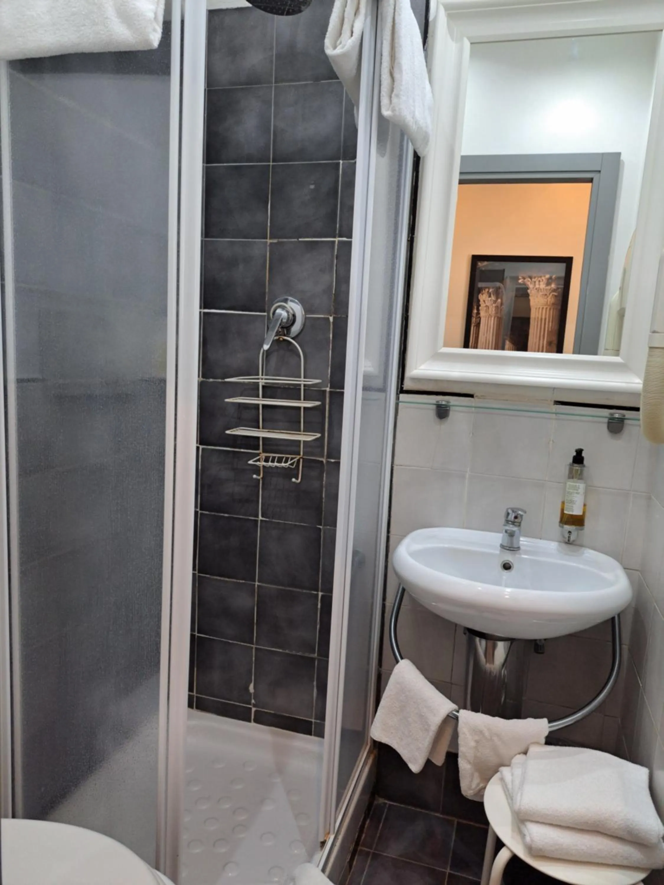 Shower in Hotel Giuggioli