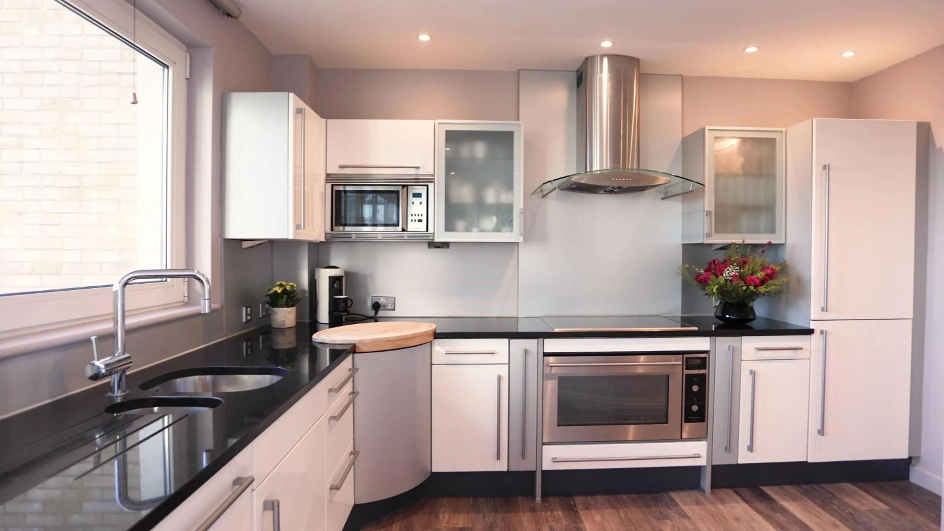 Kitchen or kitchenette in Fraser Place Canary Wharf