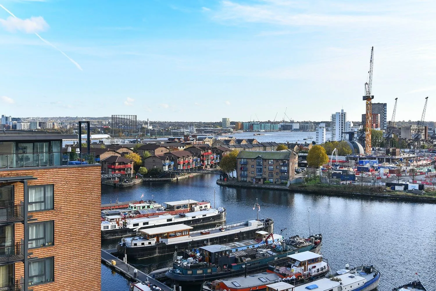 River view in Fraser Place Canary Wharf