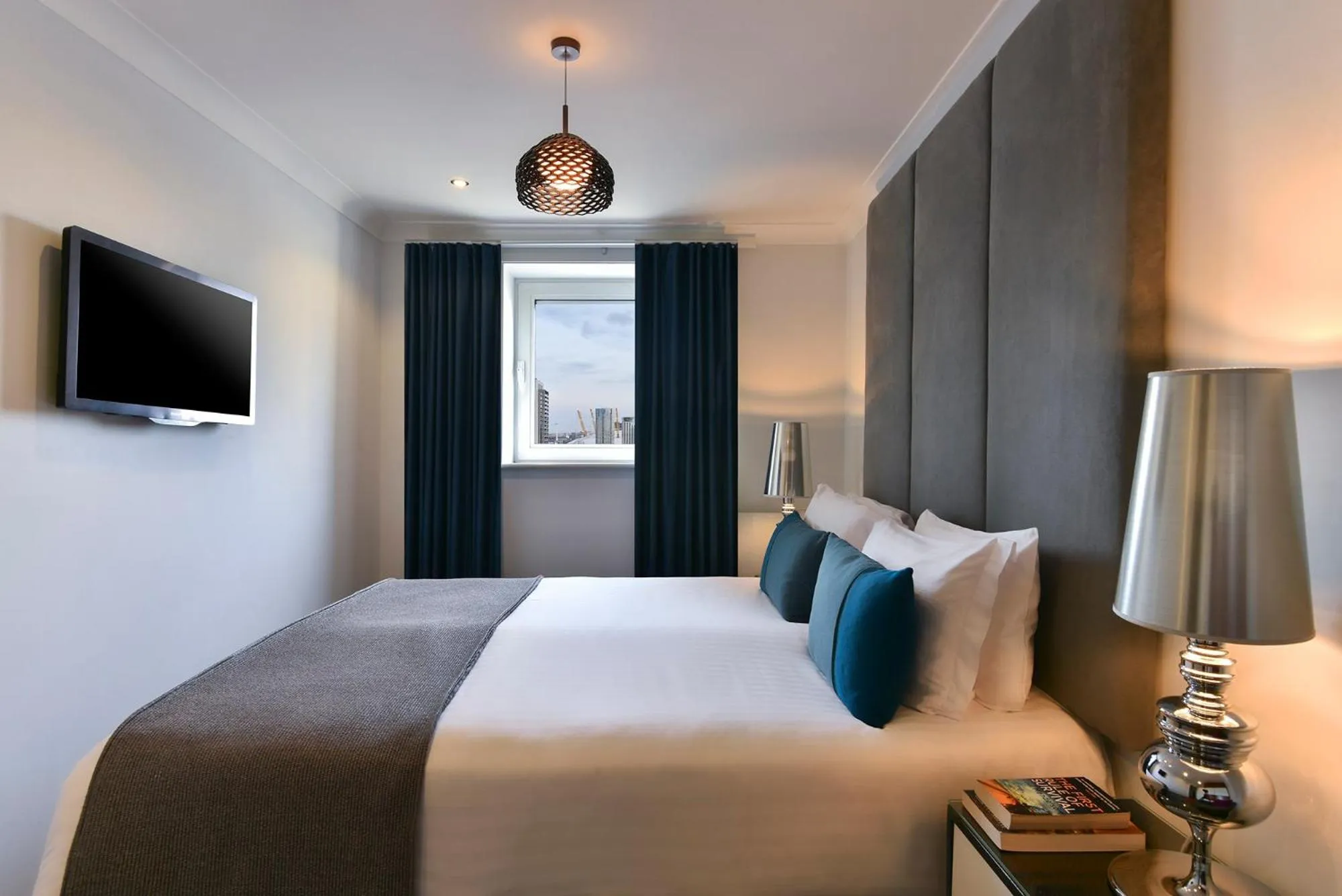 Bedroom, Bed in Fraser Place Canary Wharf