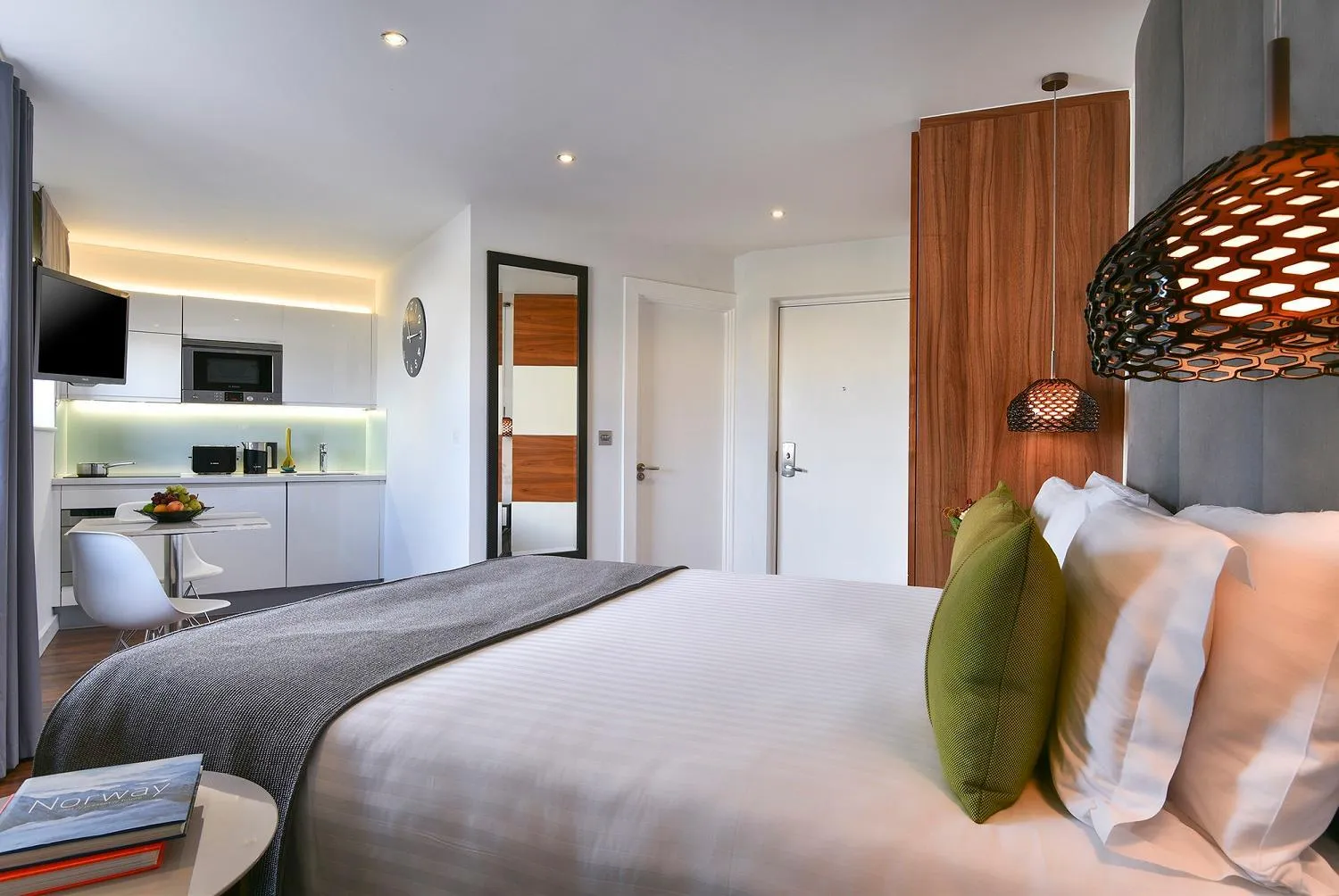 Kitchen or kitchenette, Bed in Fraser Place Canary Wharf