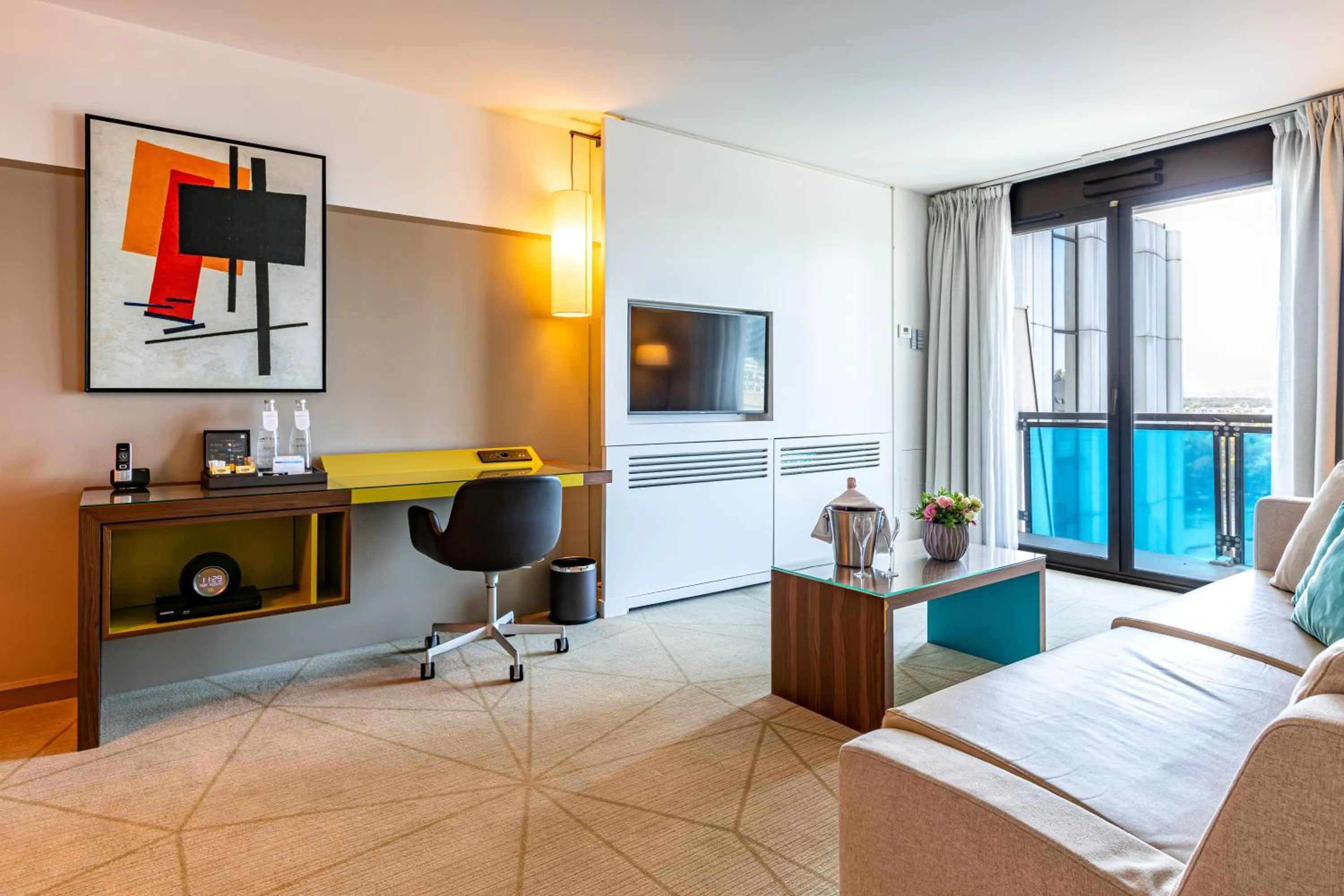 TV and multimedia in Fraser Suites Paris La Défense