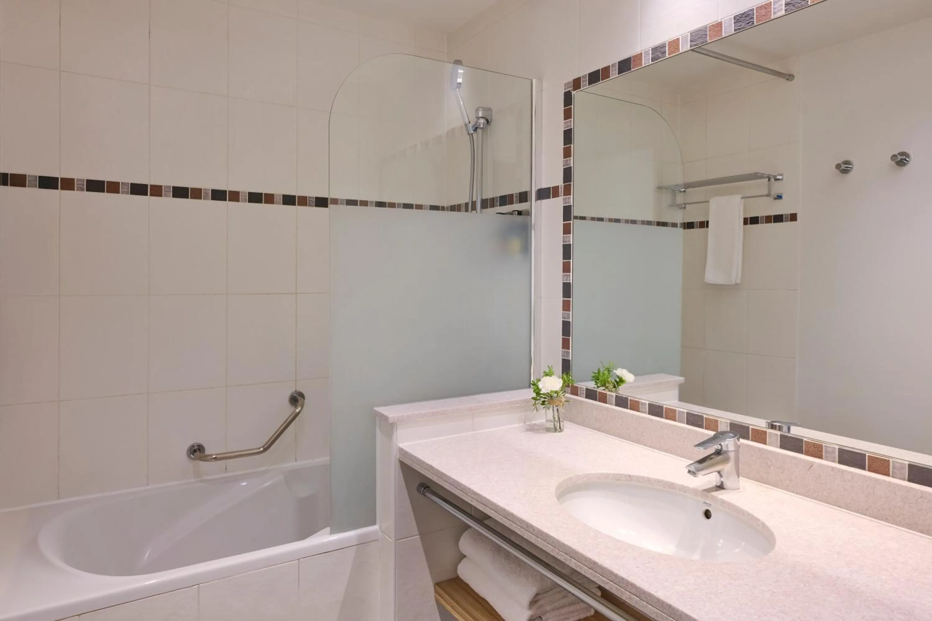 Bathroom in Fraser Suites Paris La Défense