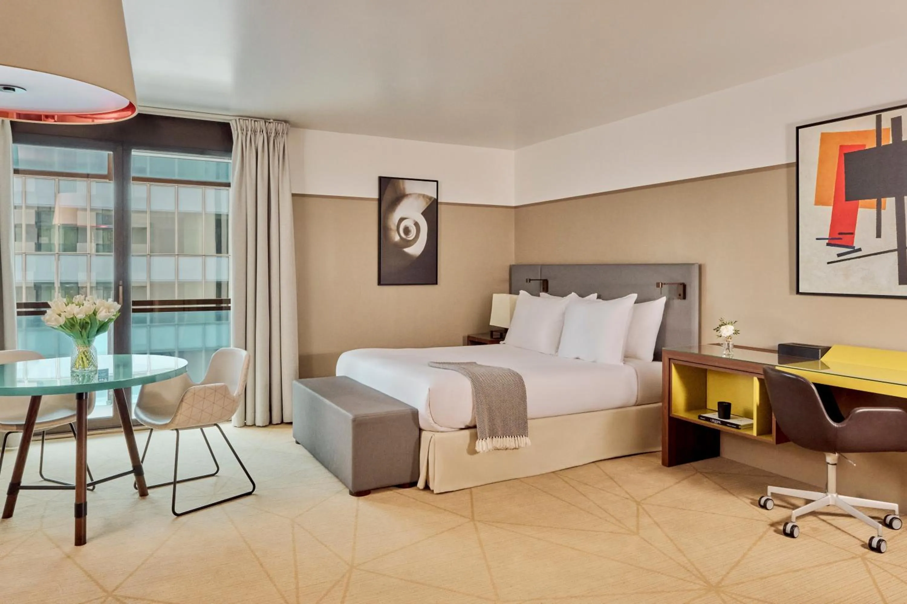 Bed in Fraser Suites Paris La Défense