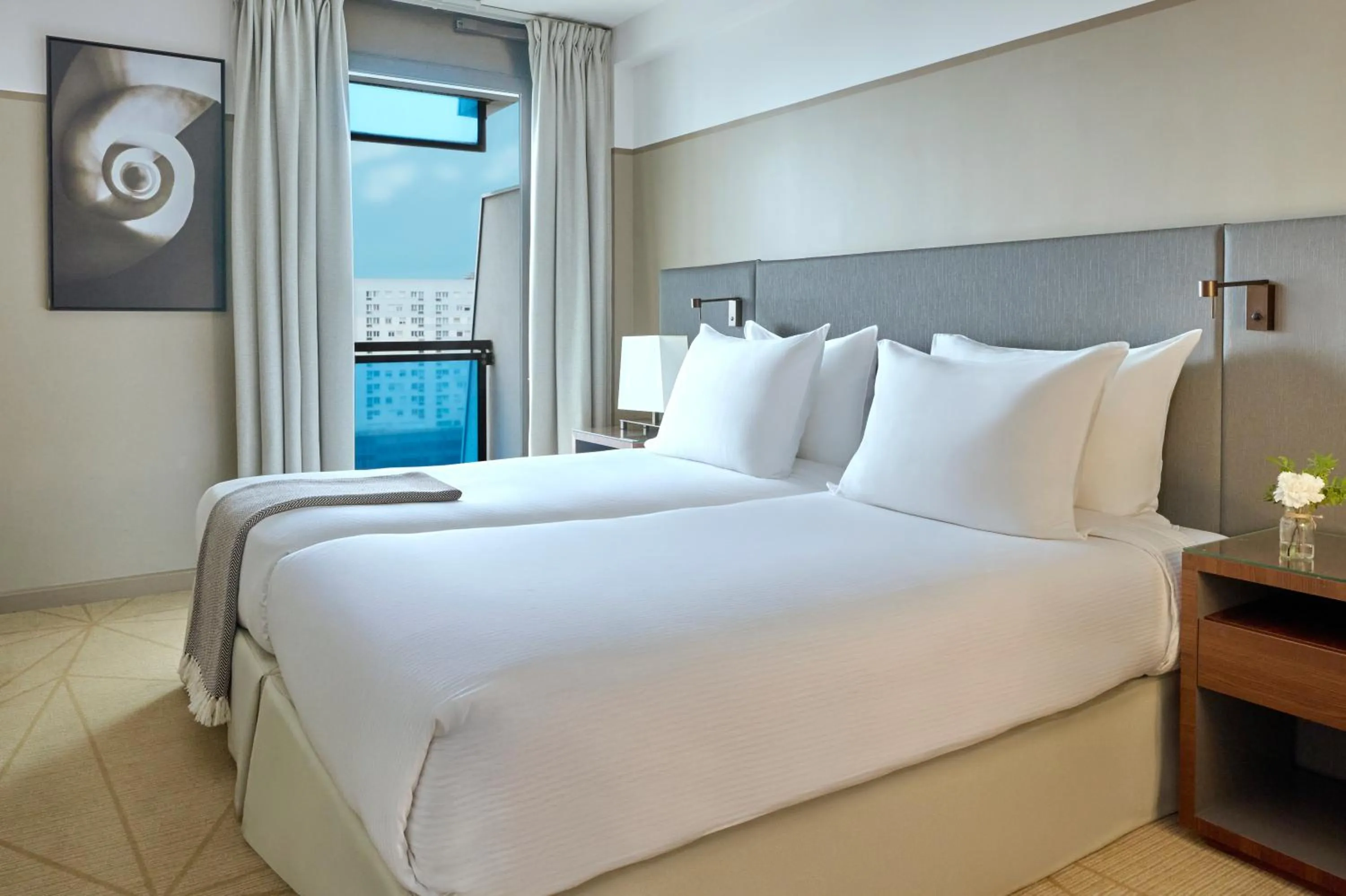 Bed in Fraser Suites Paris La Défense