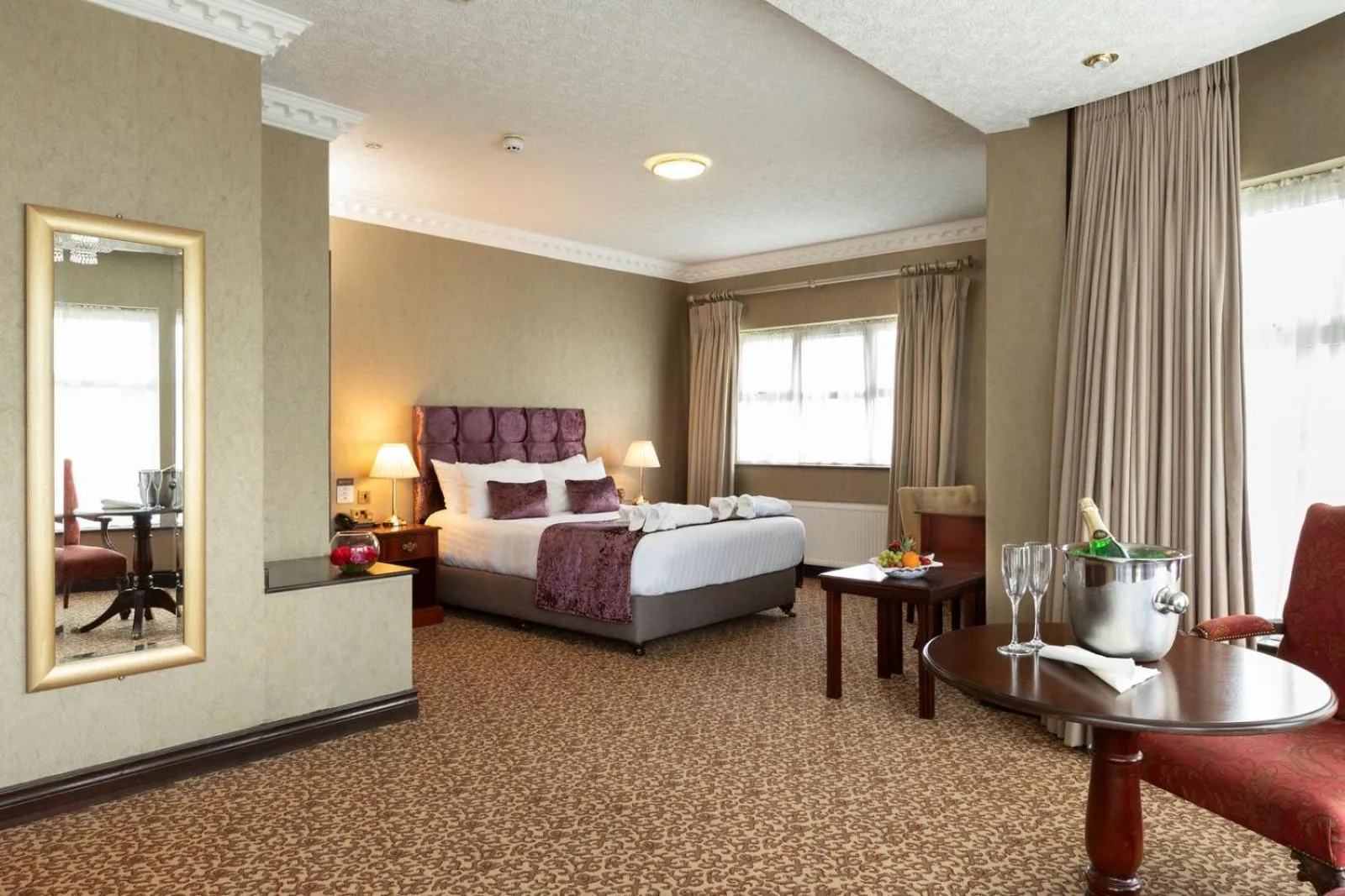 Bedroom, Bed in Seven Oaks Hotel