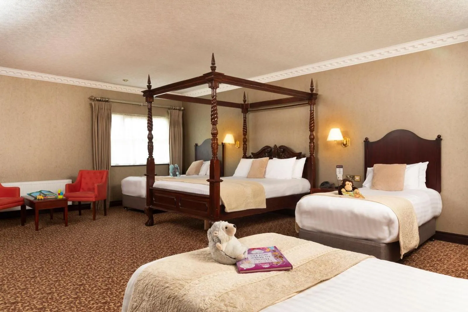 Family, Bed in Seven Oaks Hotel