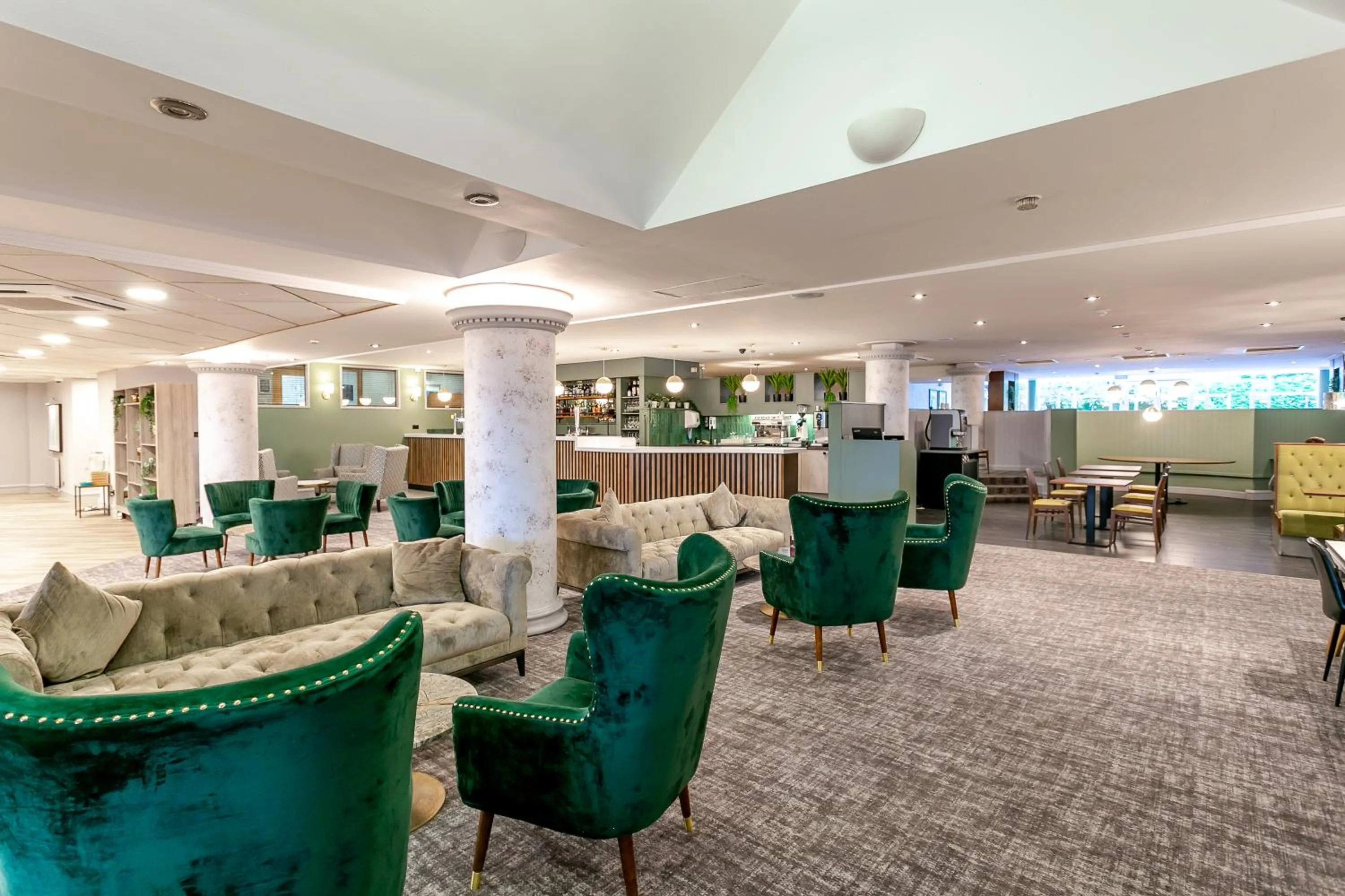 Lounge or bar in Cedar Court Hotel Huddersfield