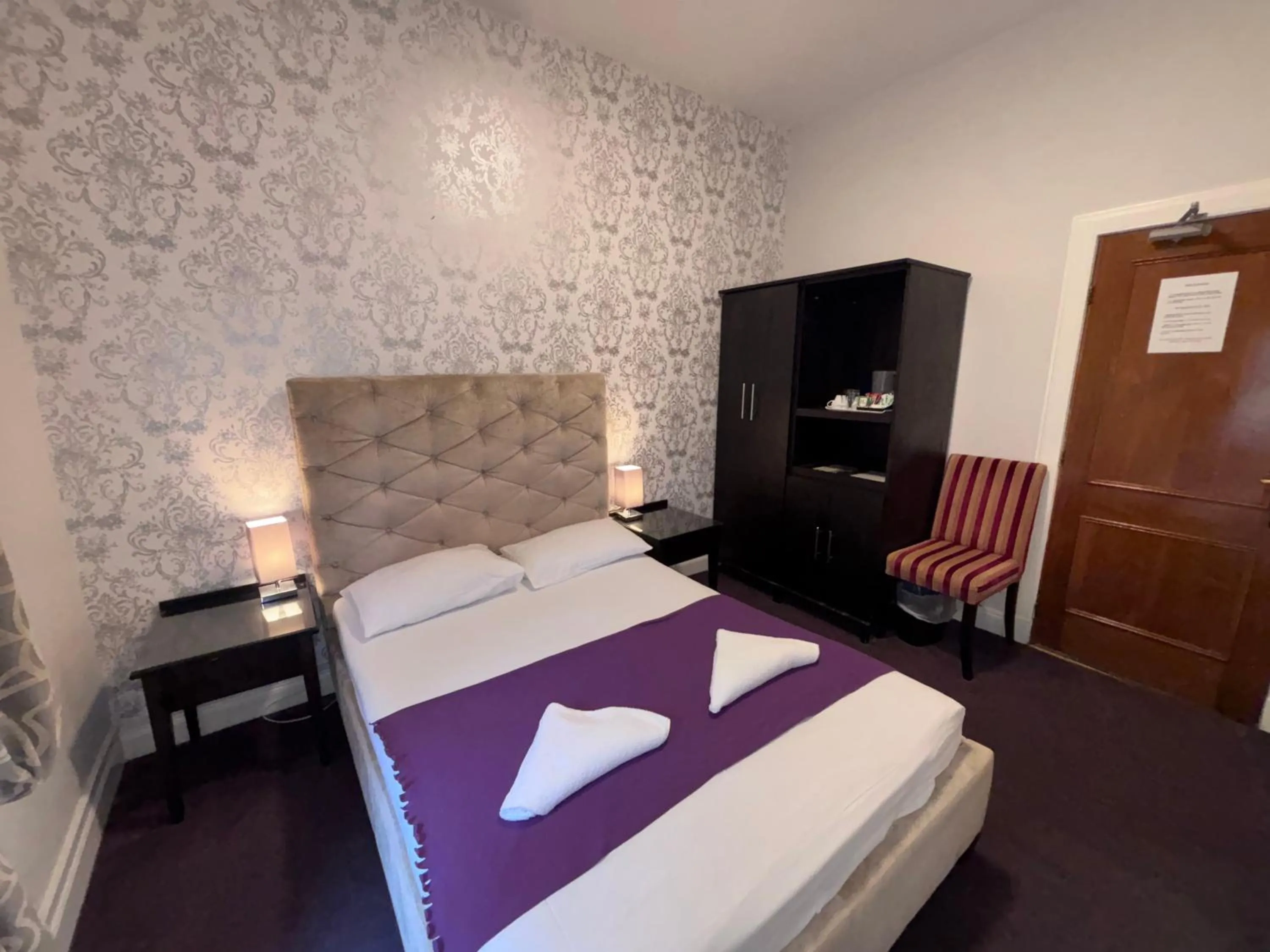 Bedroom, Bed in Park View House