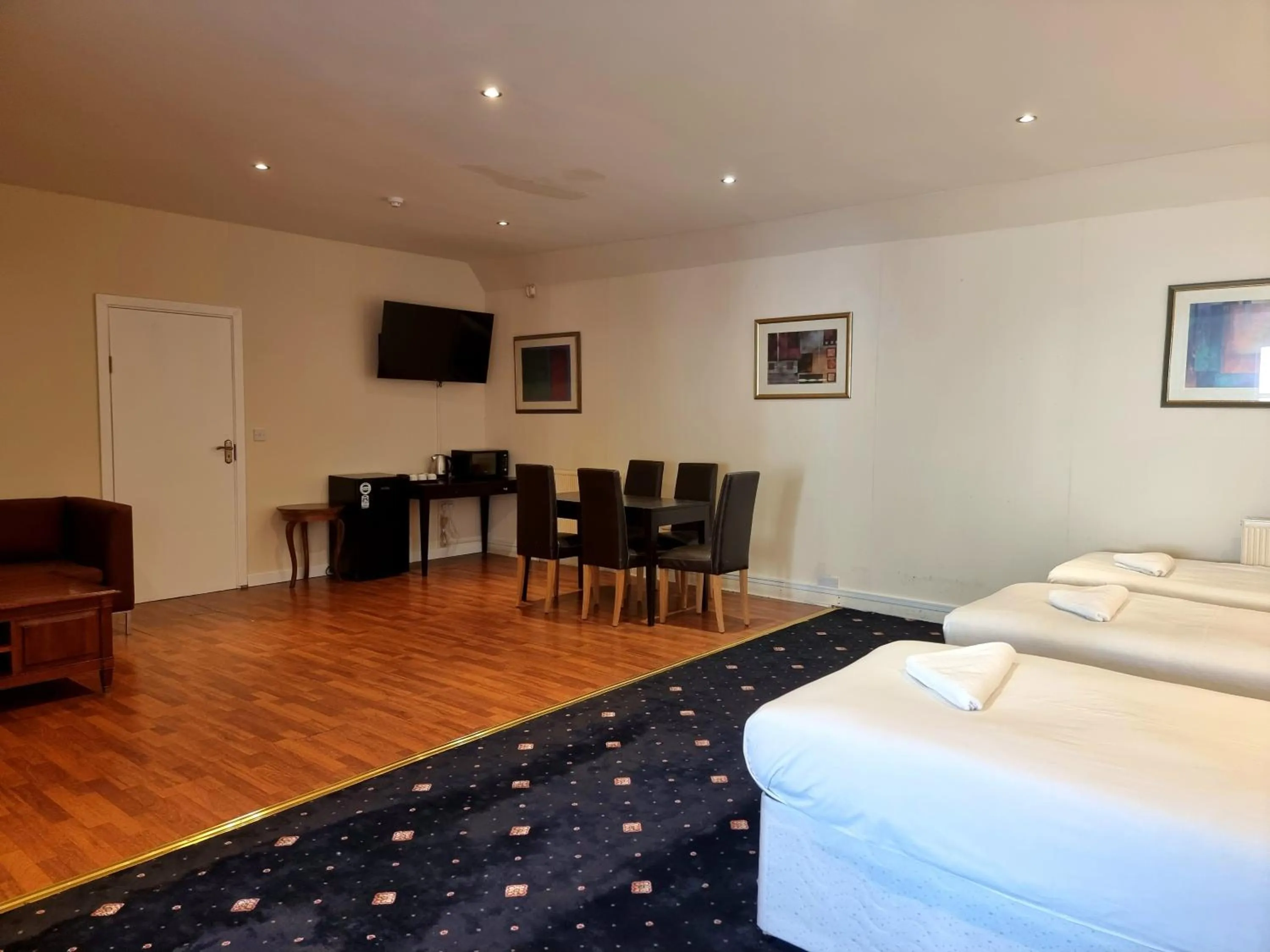 Dining area, Bed in Park View House