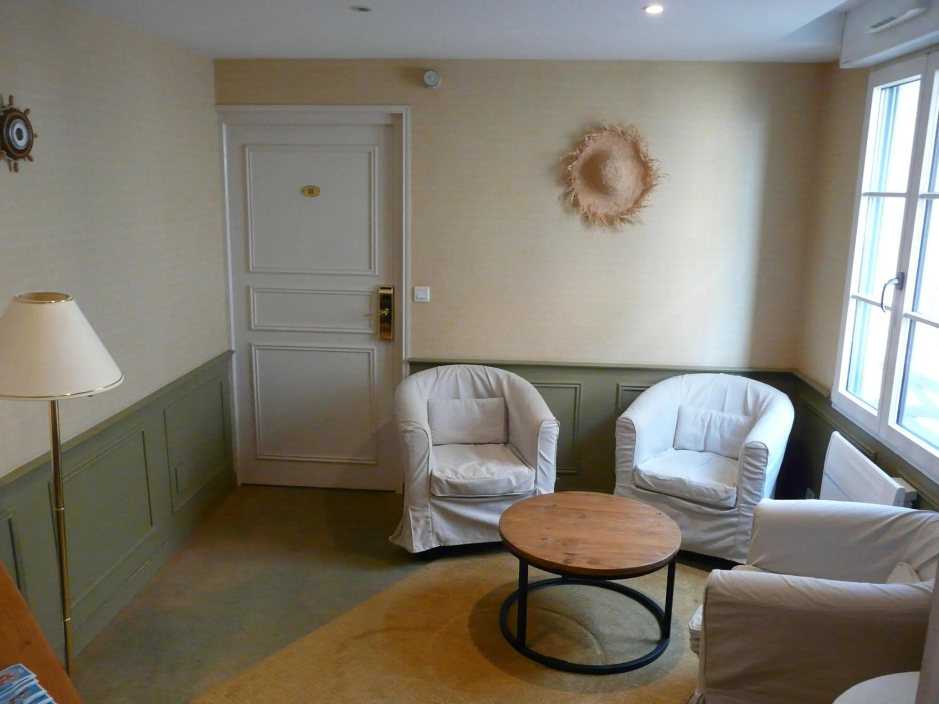 Seating area in Le Querrien