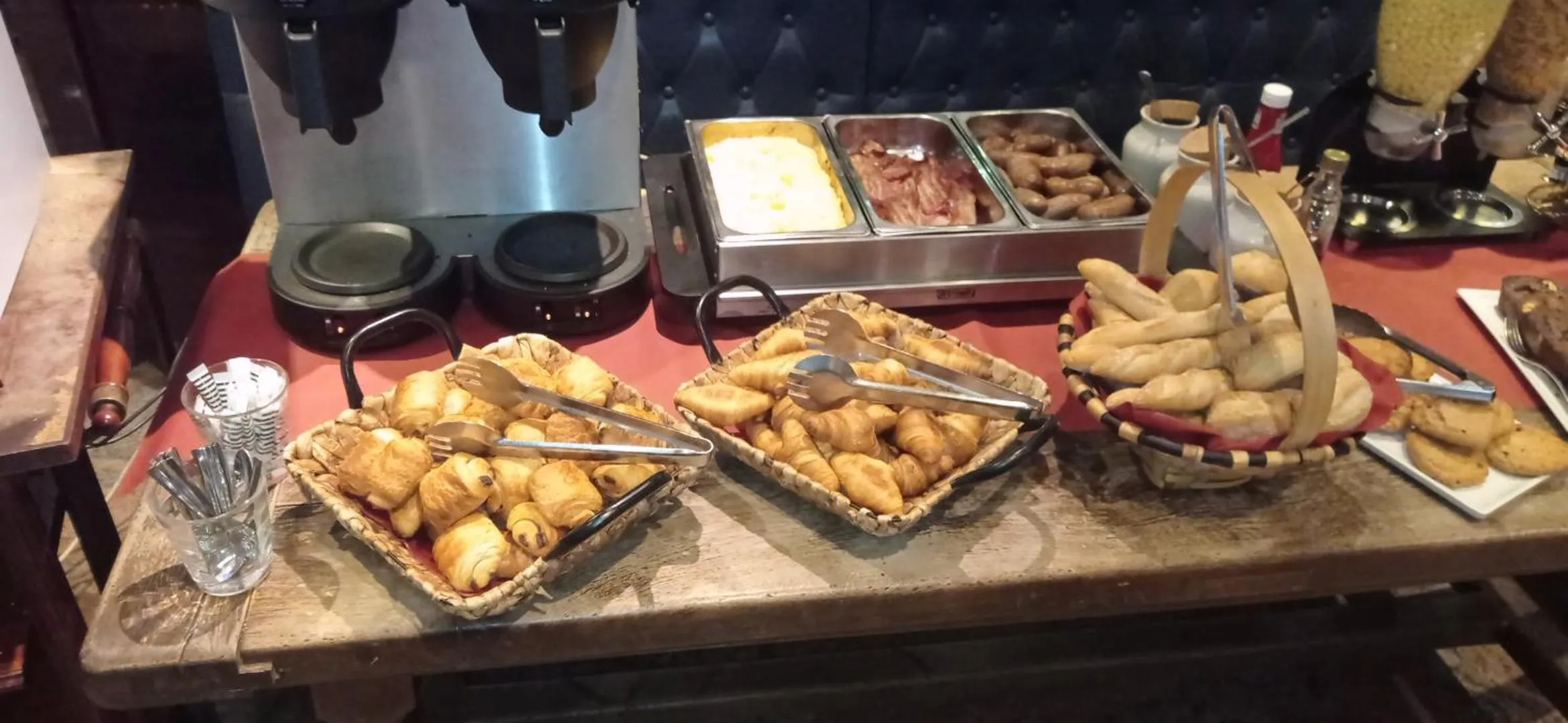 Buffet breakfast in Le Querrien