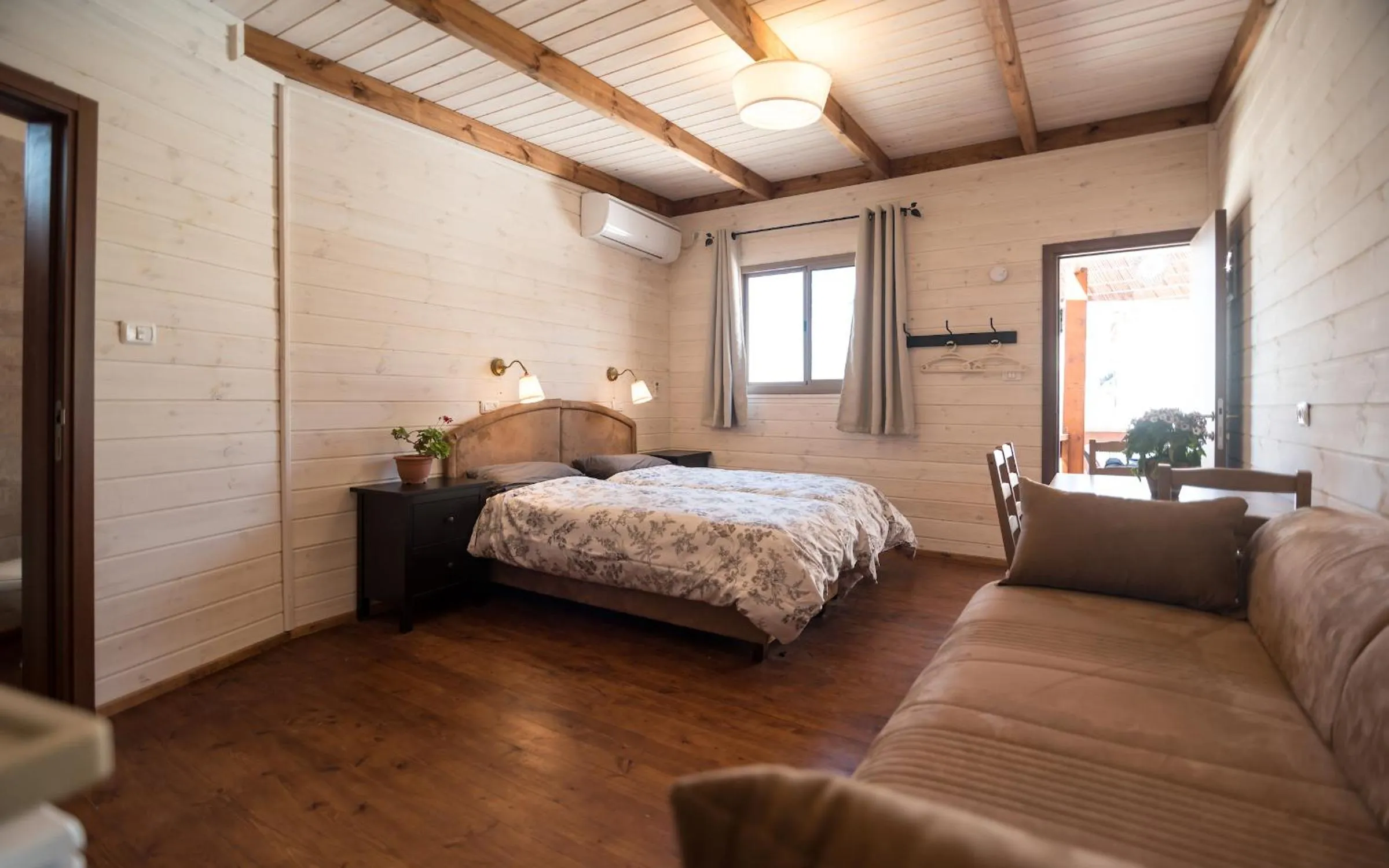 Floor plan, Bed in Myrtle the Turtle Guesthouse