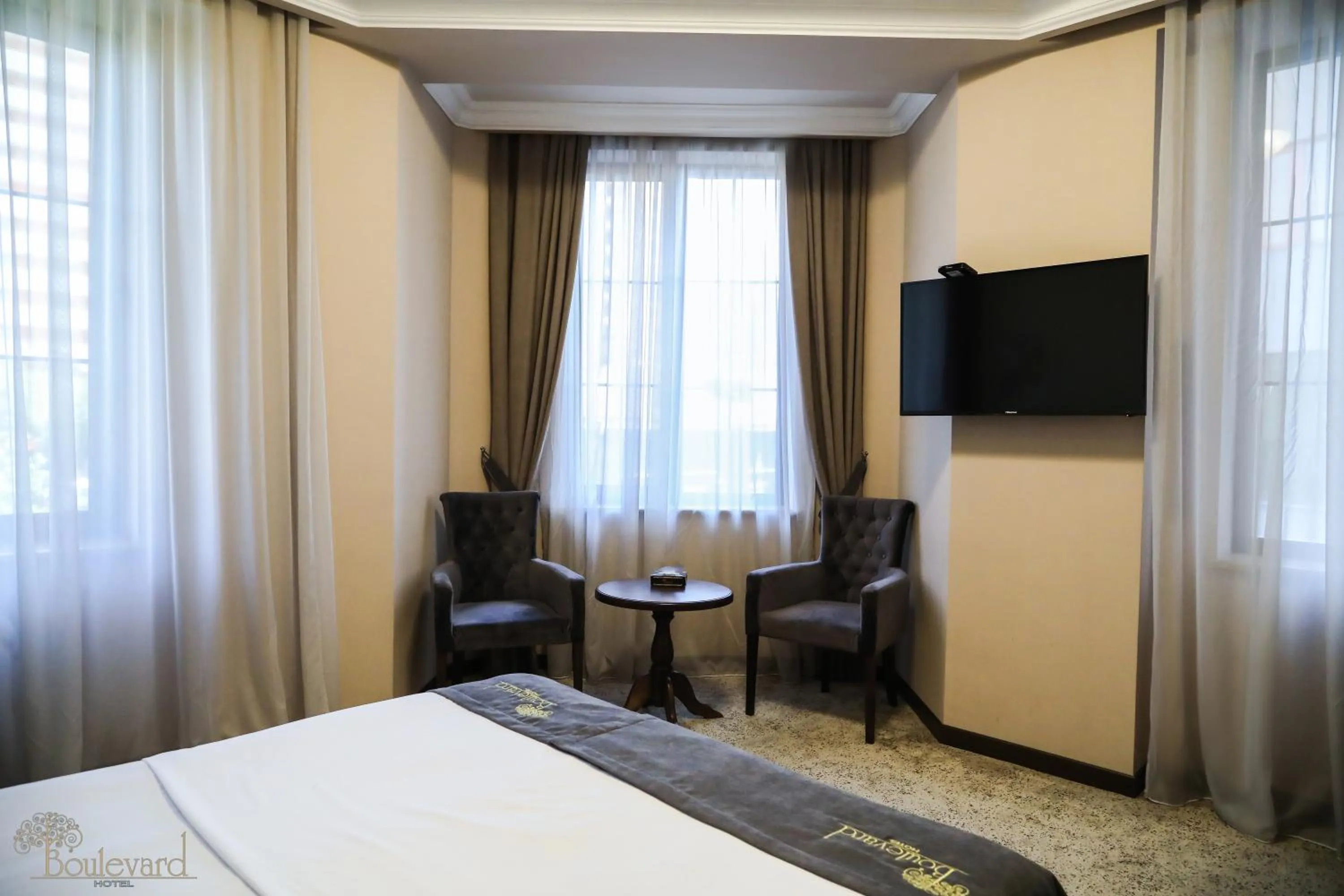 Photo of the whole room, Bed in Boulevard Hotel