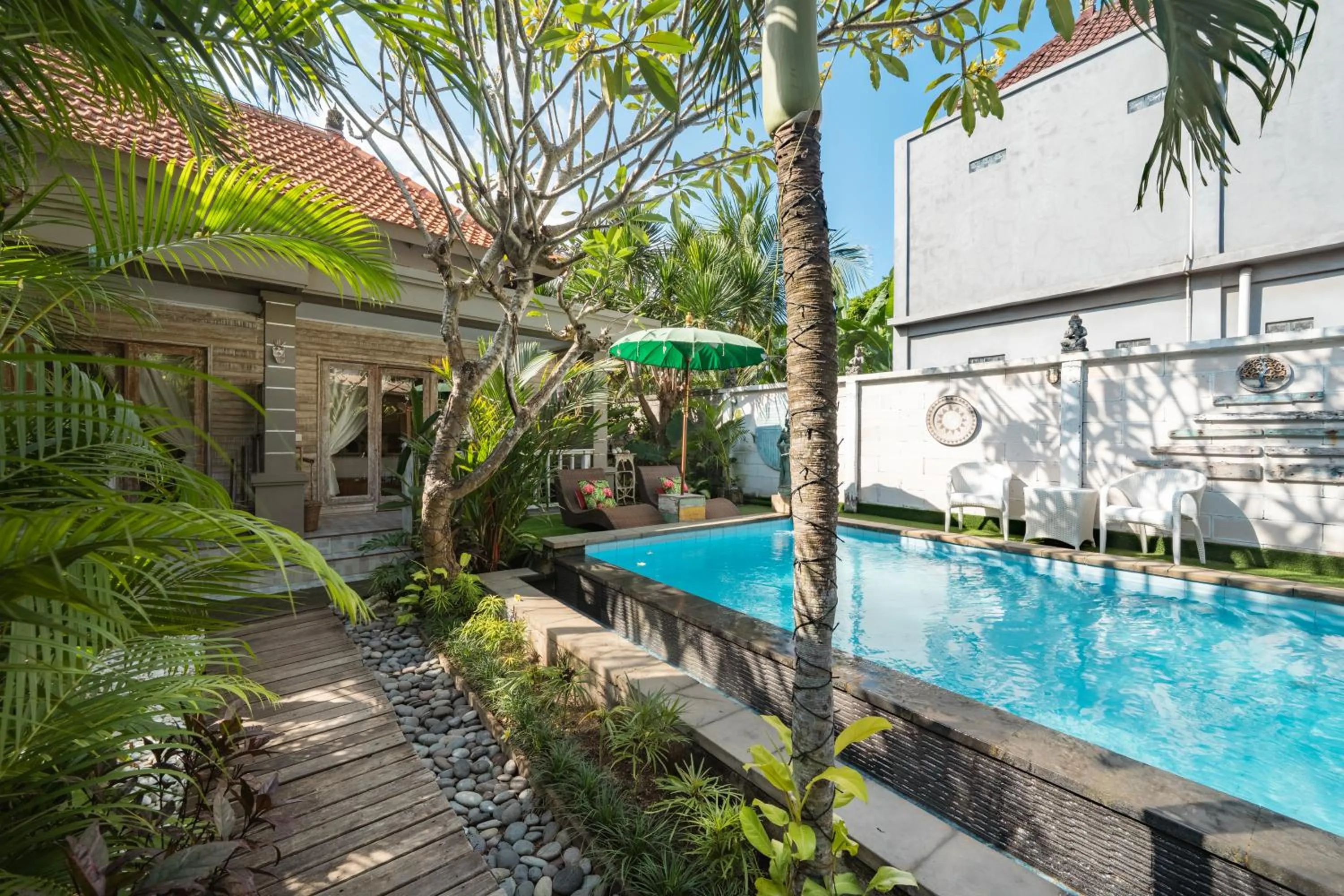 Swimming pool in Kakiang Guesthouse